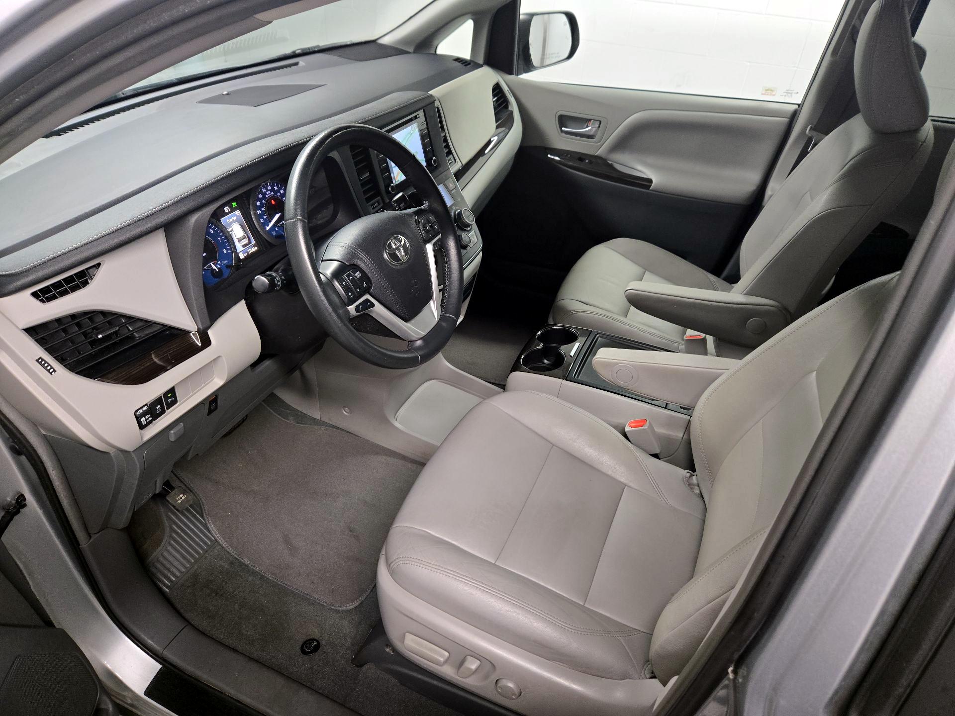 Thumbnail: 2019 Toyota Sienna - 11