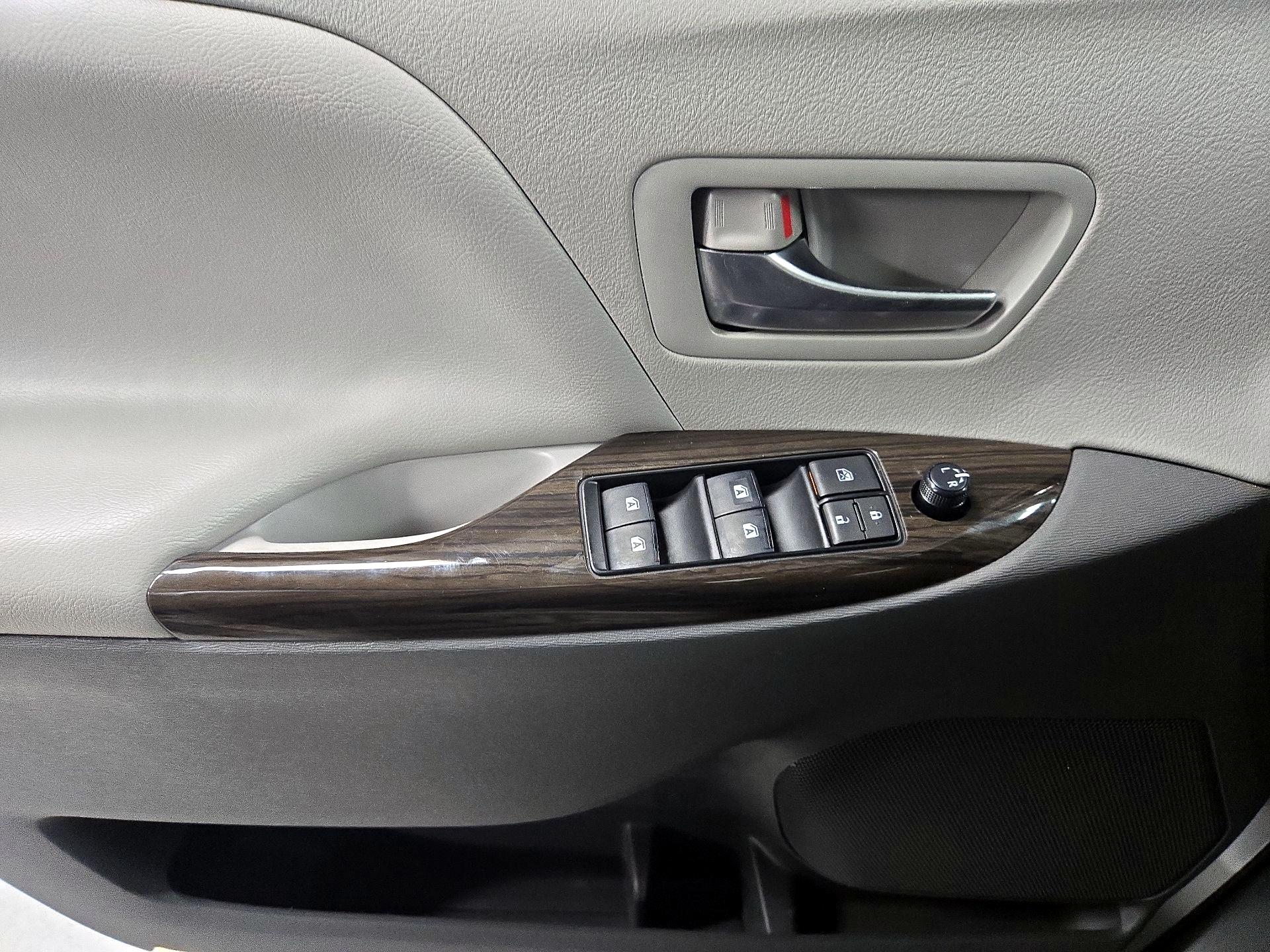 Thumbnail: 2019 Toyota Sienna - 12