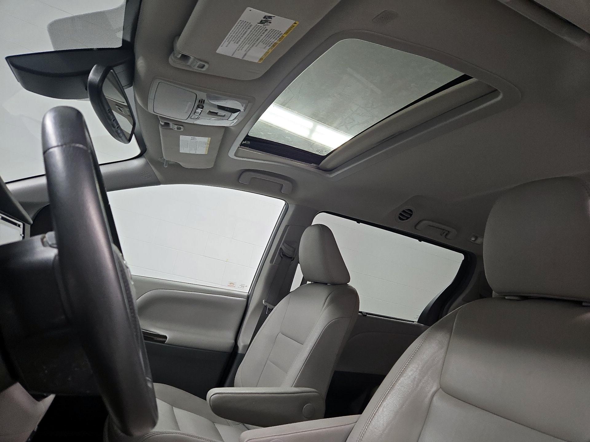 Thumbnail: 2019 Toyota Sienna - 20