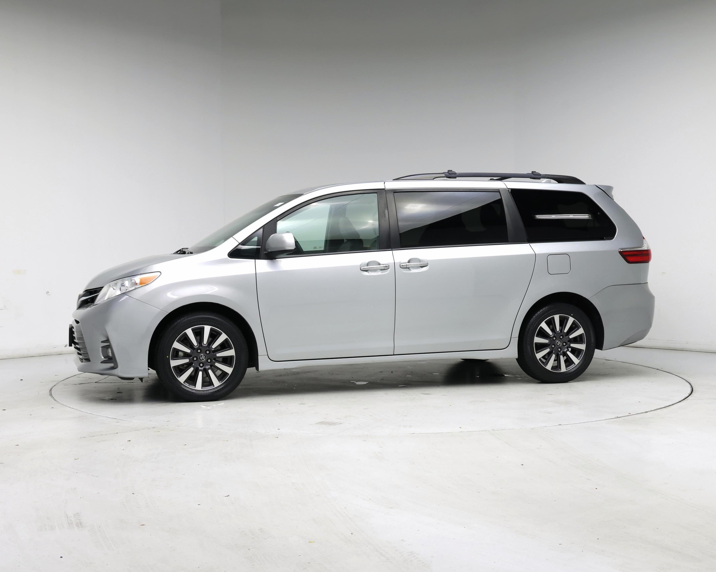 Thumbnail: 2019 Toyota Sienna - 3