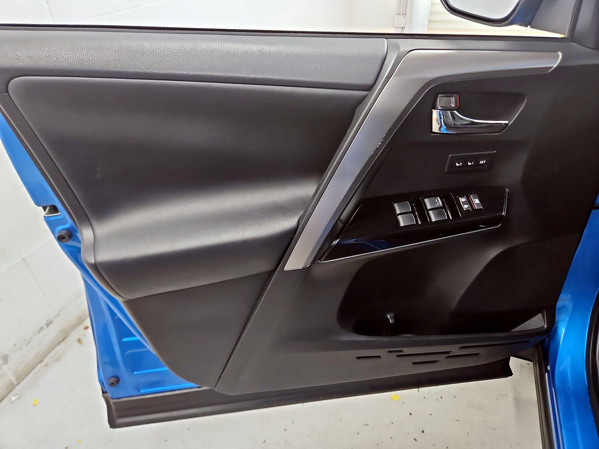 Thumbnail: 2016 Toyota RAV4 - 12