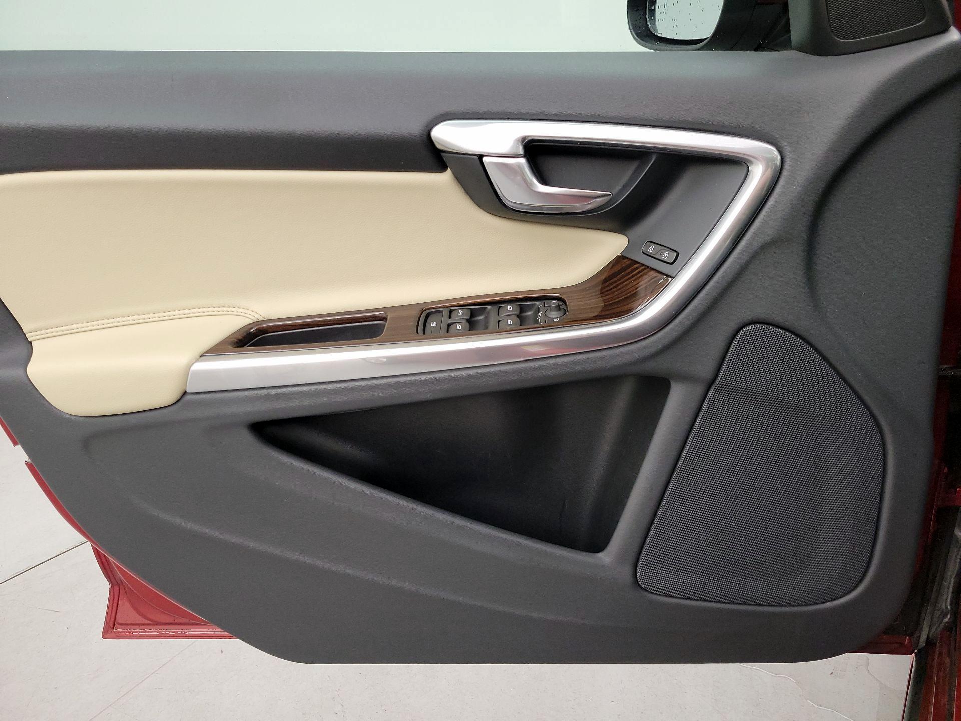 Thumbnail: 2017 Volvo V60 - 12
