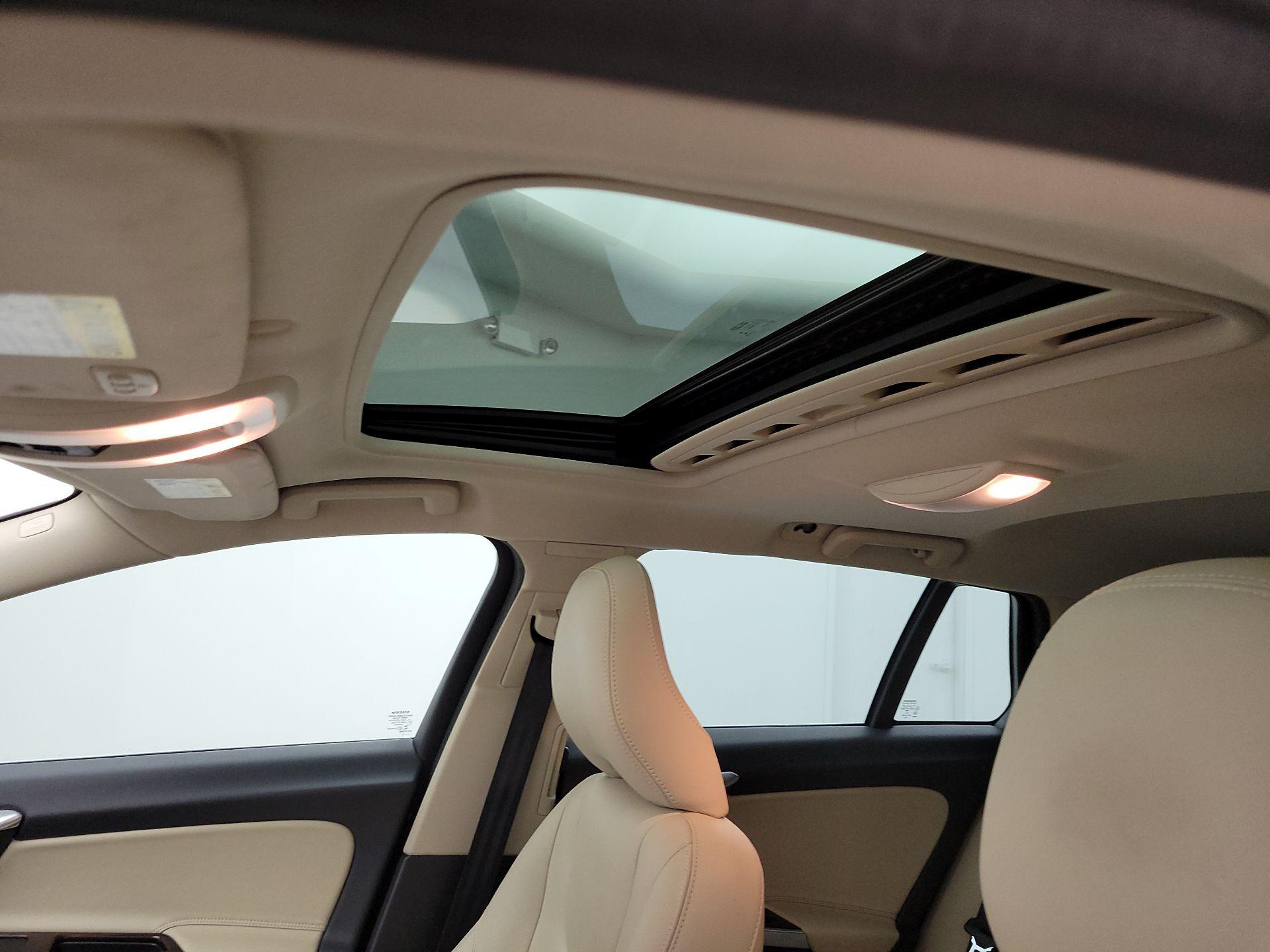 Thumbnail: 2017 Volvo V60 - 20