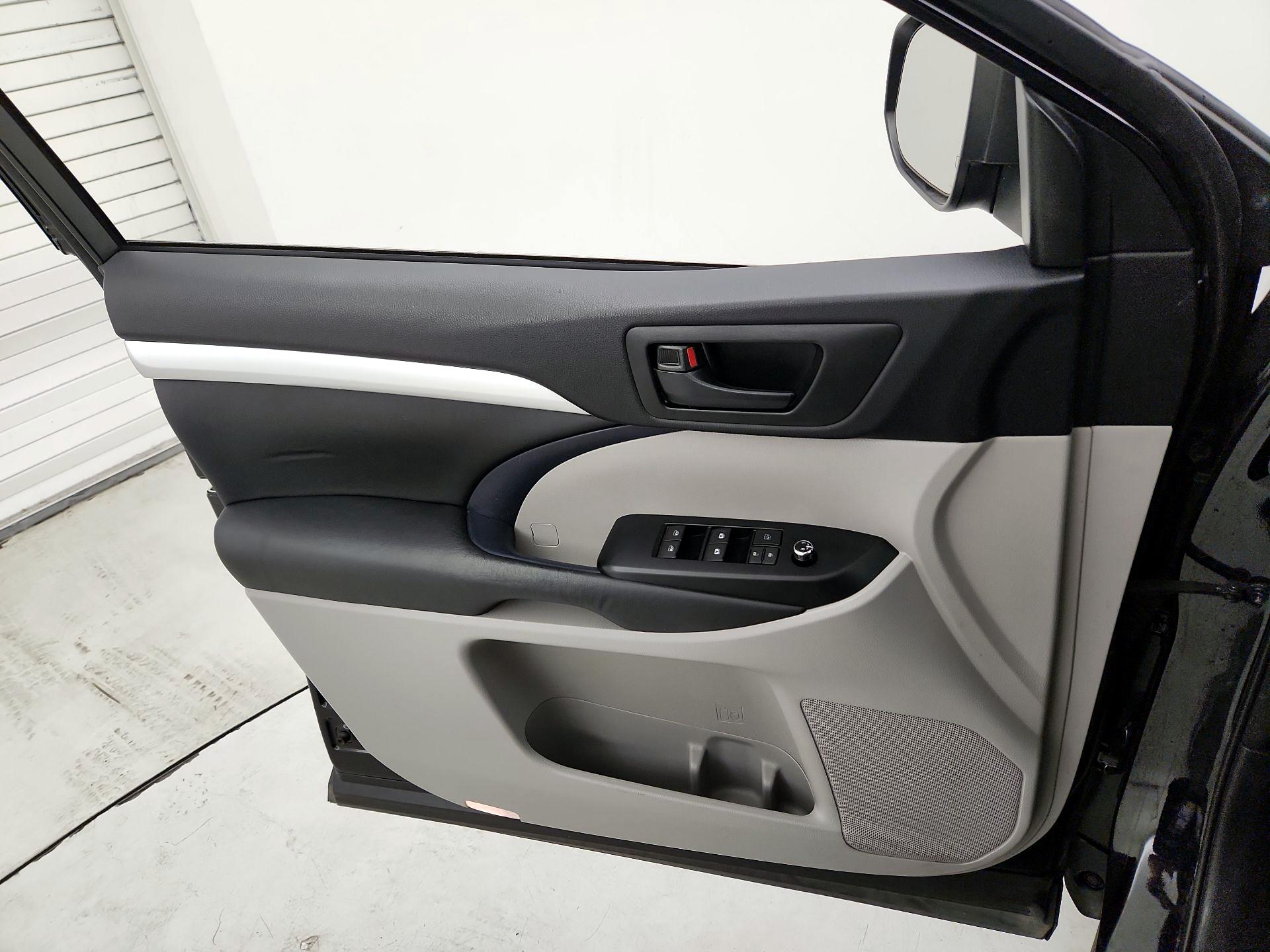 Thumbnail: 2015 Toyota Highlander - 12