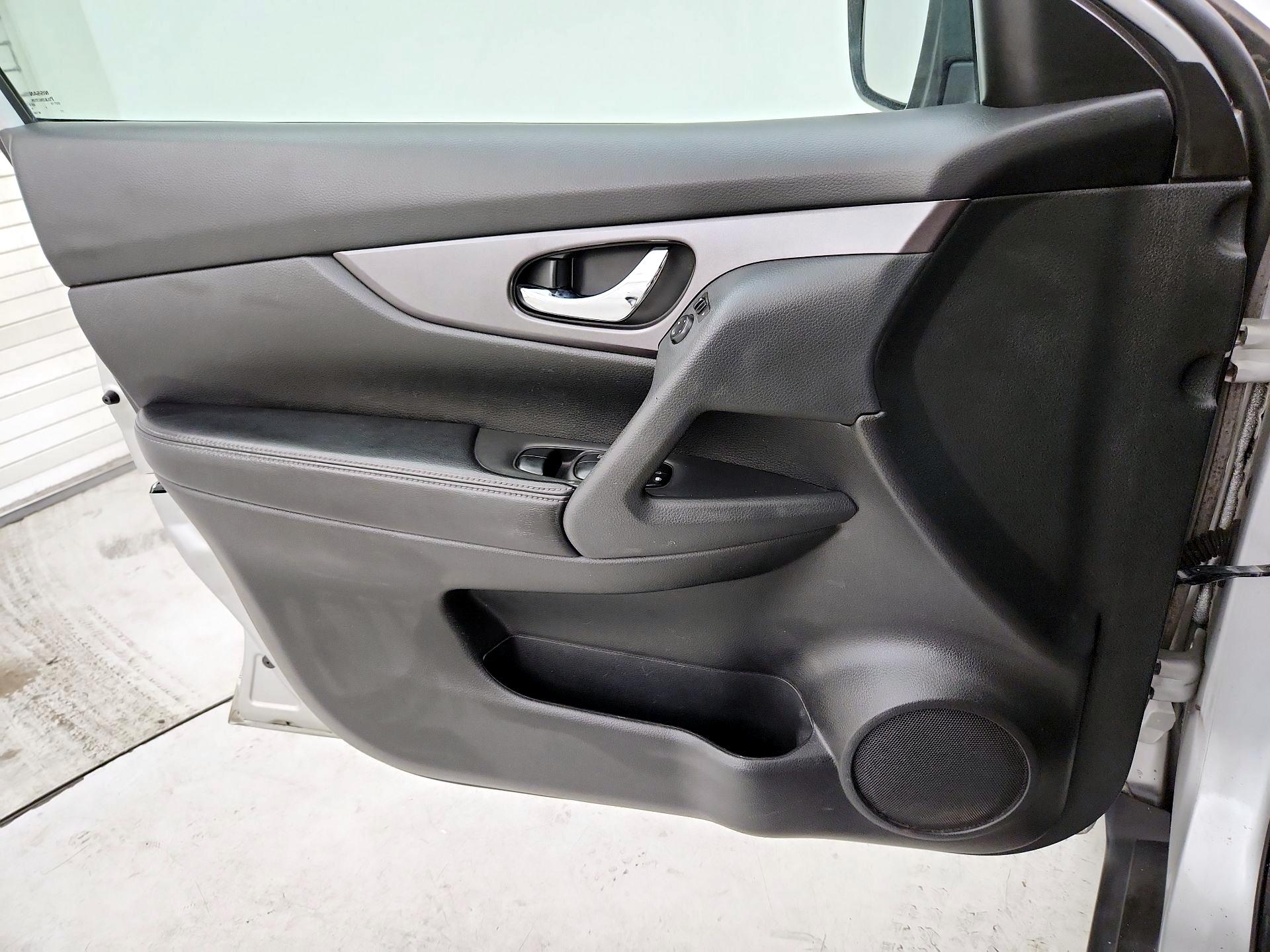 Thumbnail: 2015 Nissan Rogue - 12