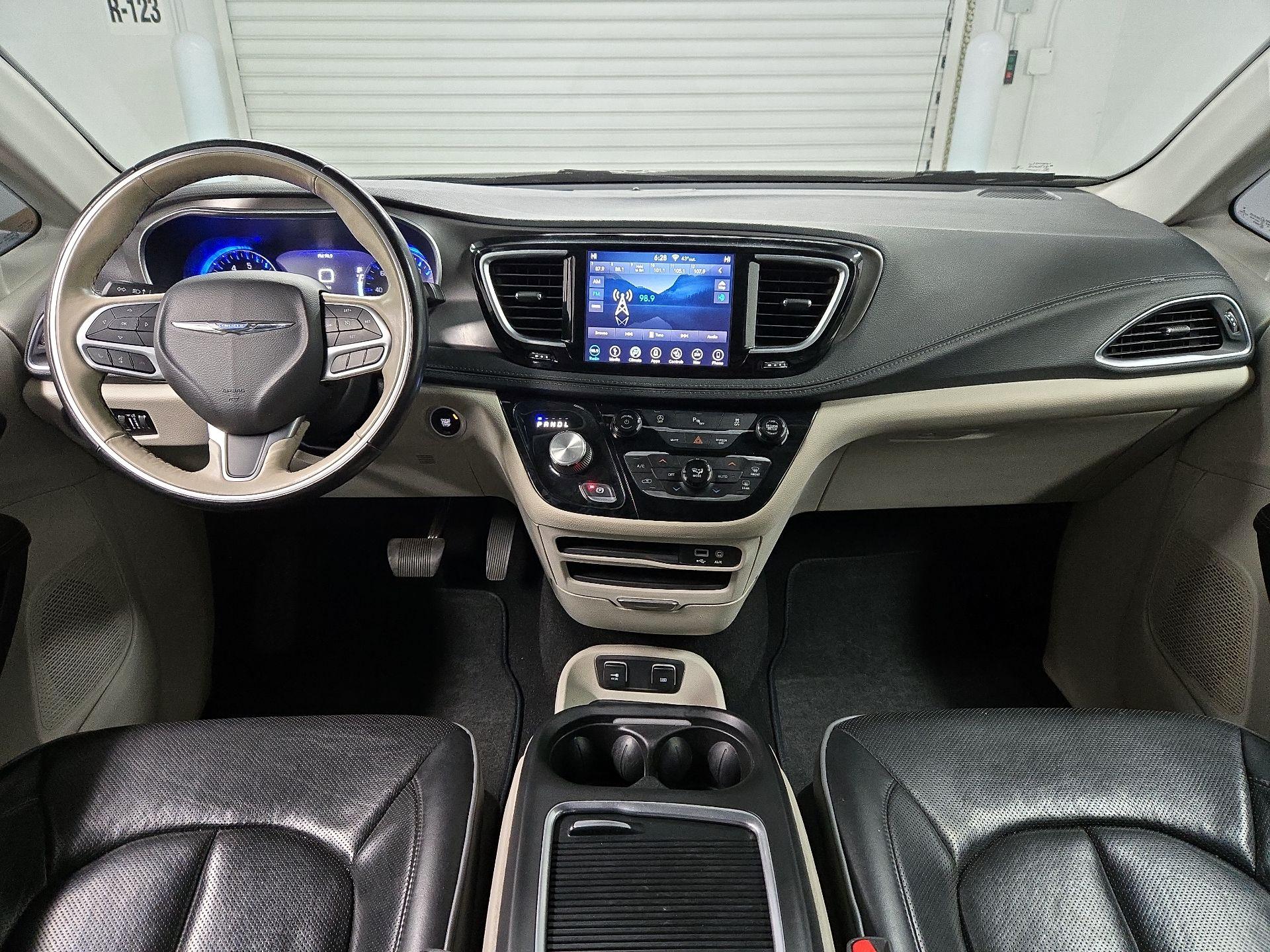Thumbnail: 2019 Chrysler Pacifica - 9