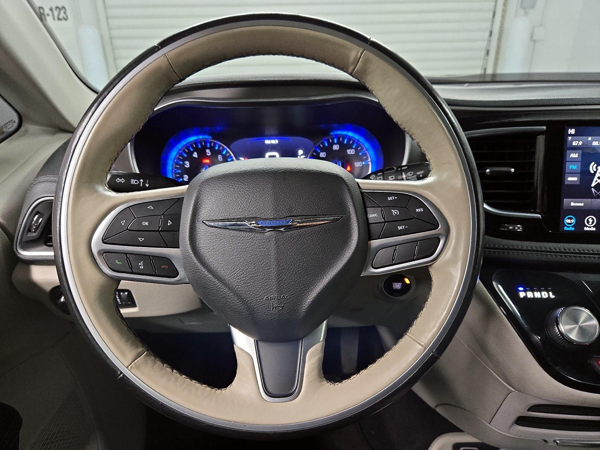 Thumbnail: 2019 Chrysler Pacifica - 10