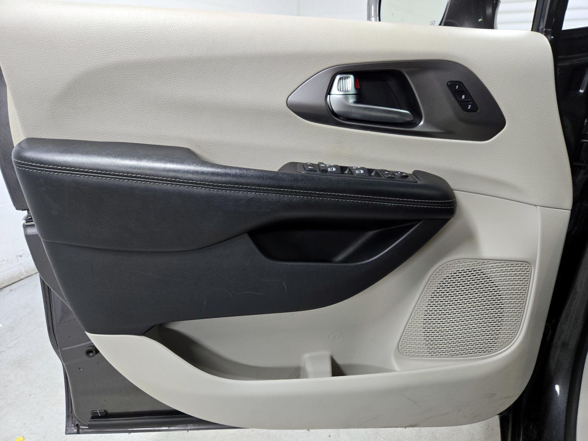 Thumbnail: 2019 Chrysler Pacifica - 12