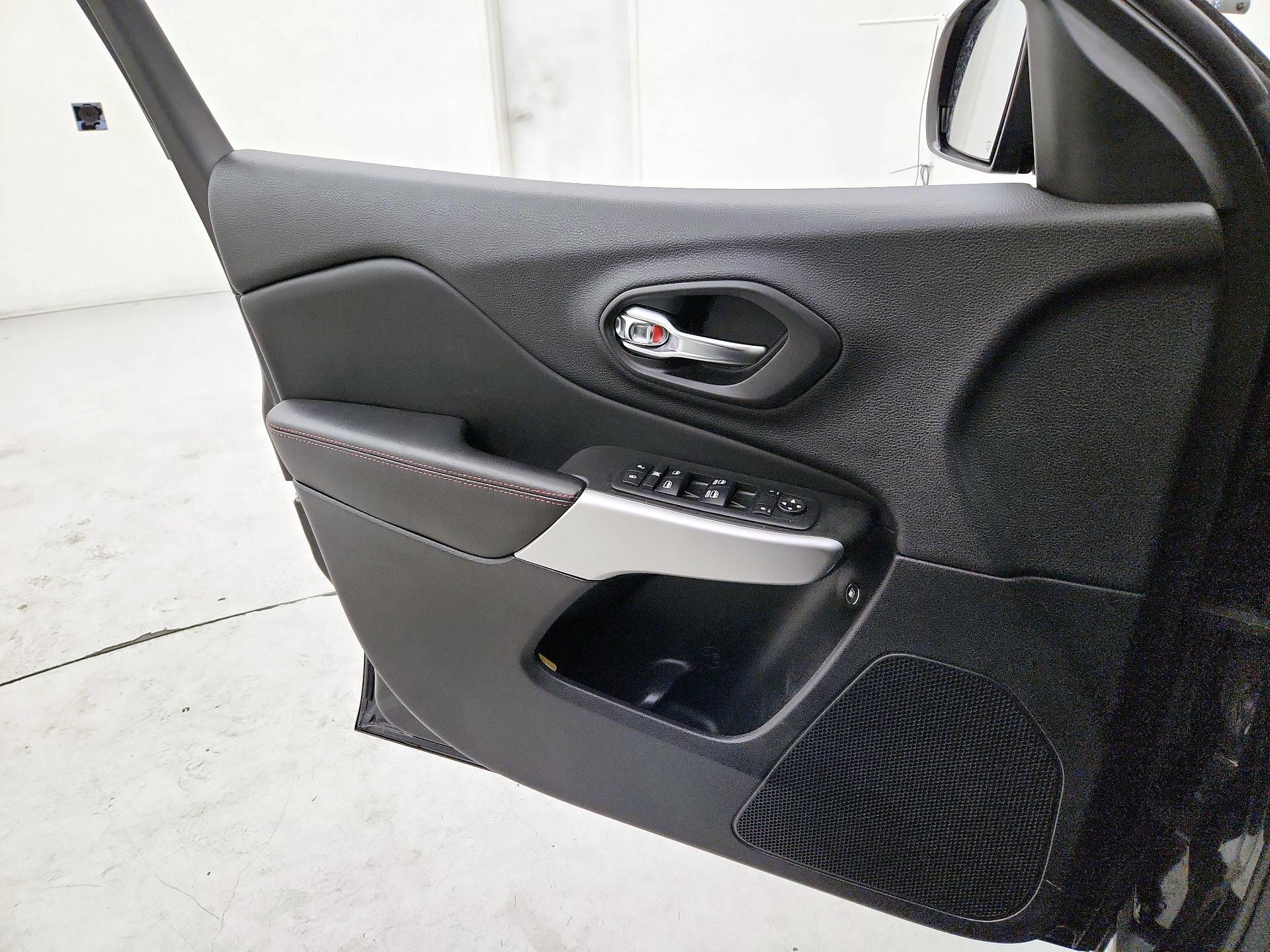 Thumbnail: 2018 Jeep Cherokee - 12