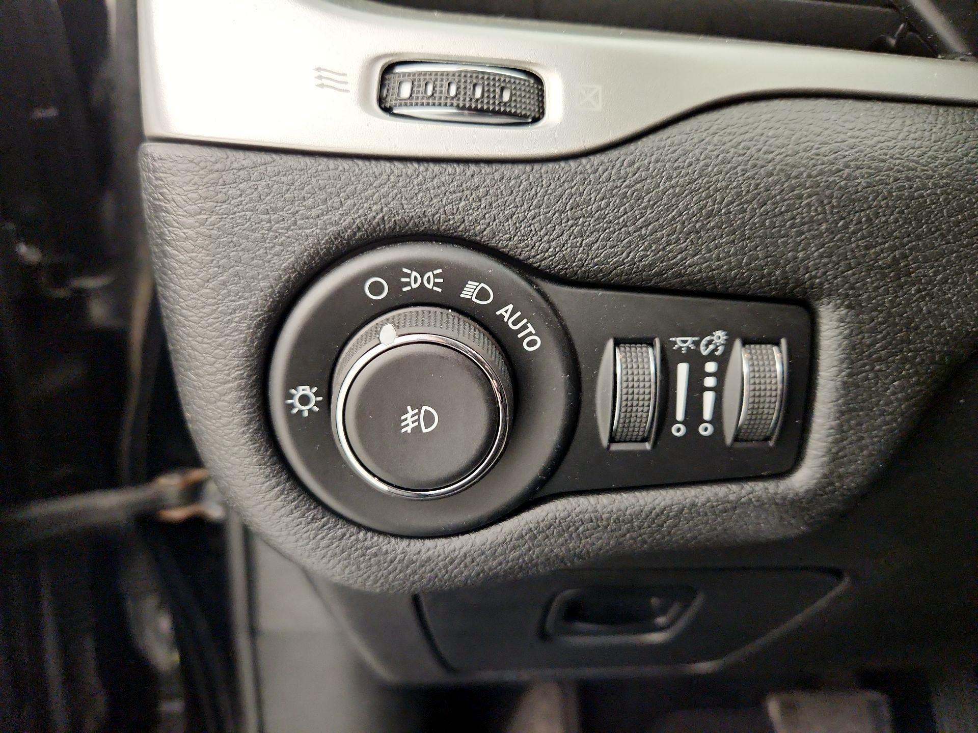 Thumbnail: 2018 Jeep Cherokee - 13