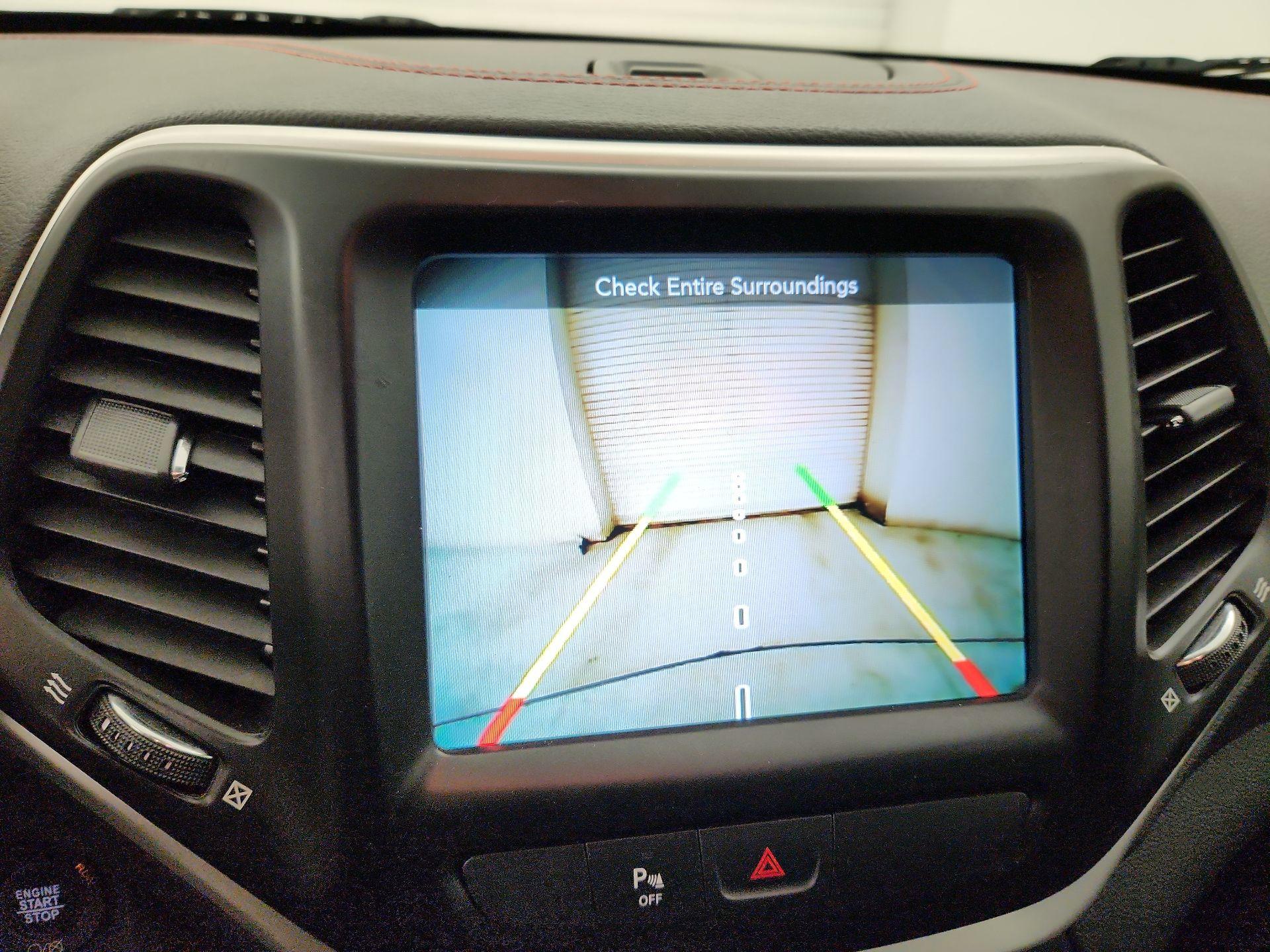 Thumbnail: 2018 Jeep Cherokee - 14