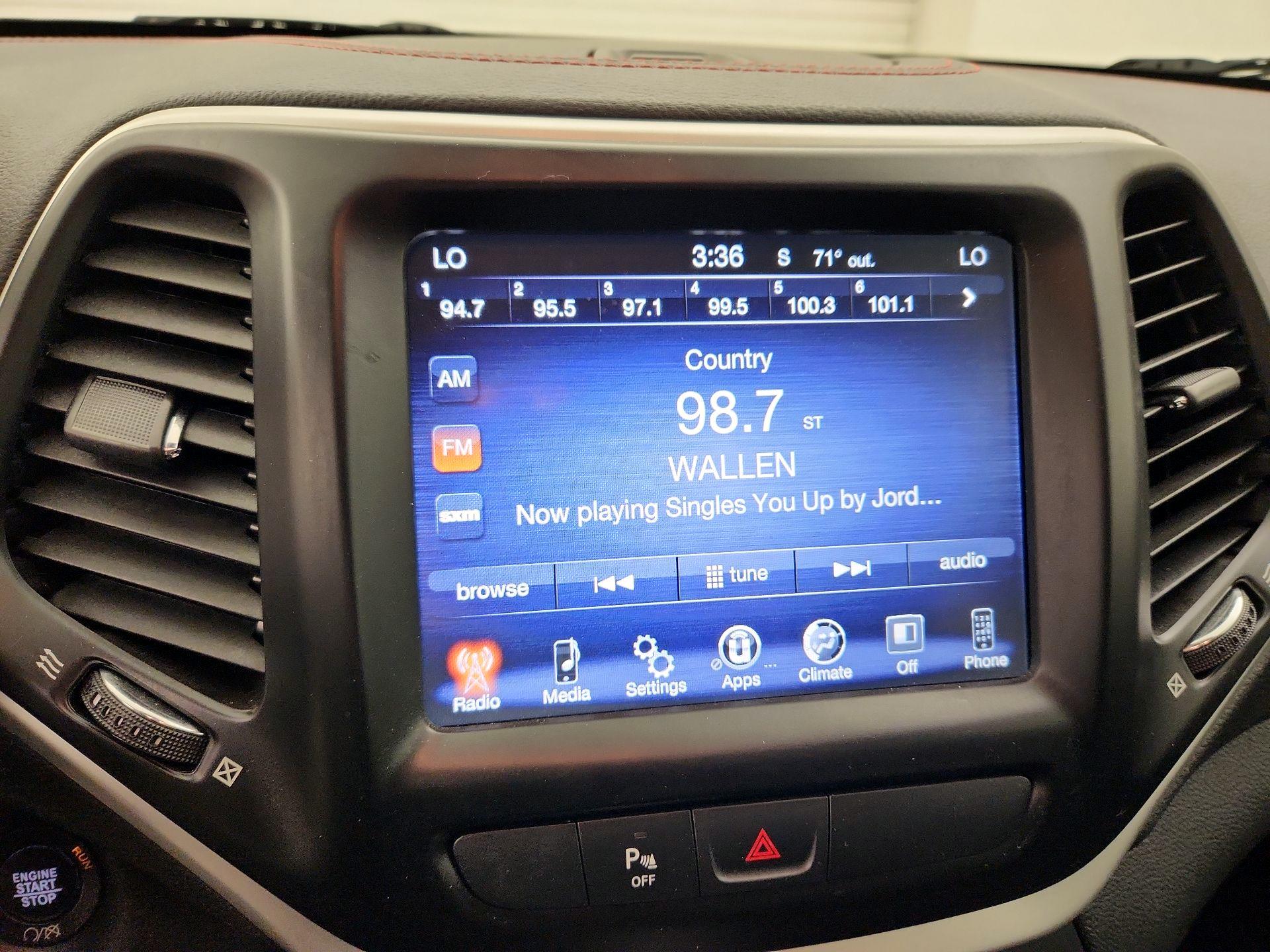 Thumbnail: 2018 Jeep Cherokee - 15