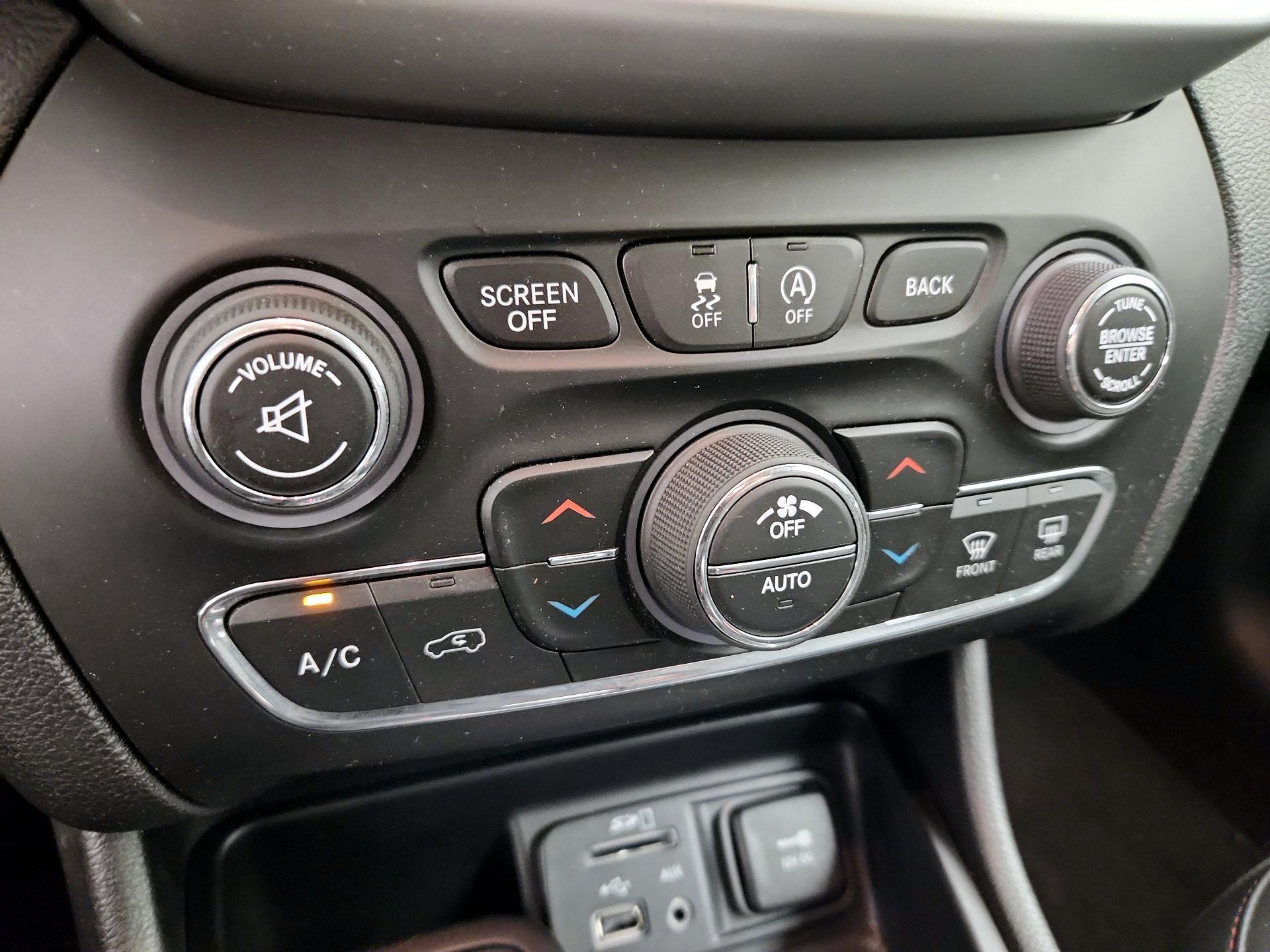 Thumbnail: 2018 Jeep Cherokee - 16