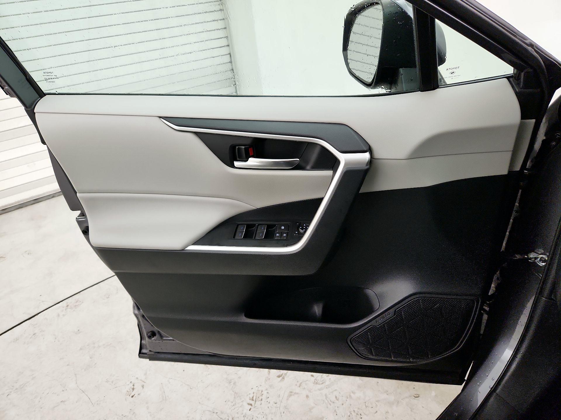 Thumbnail: 2022 Toyota RAV4 - 12