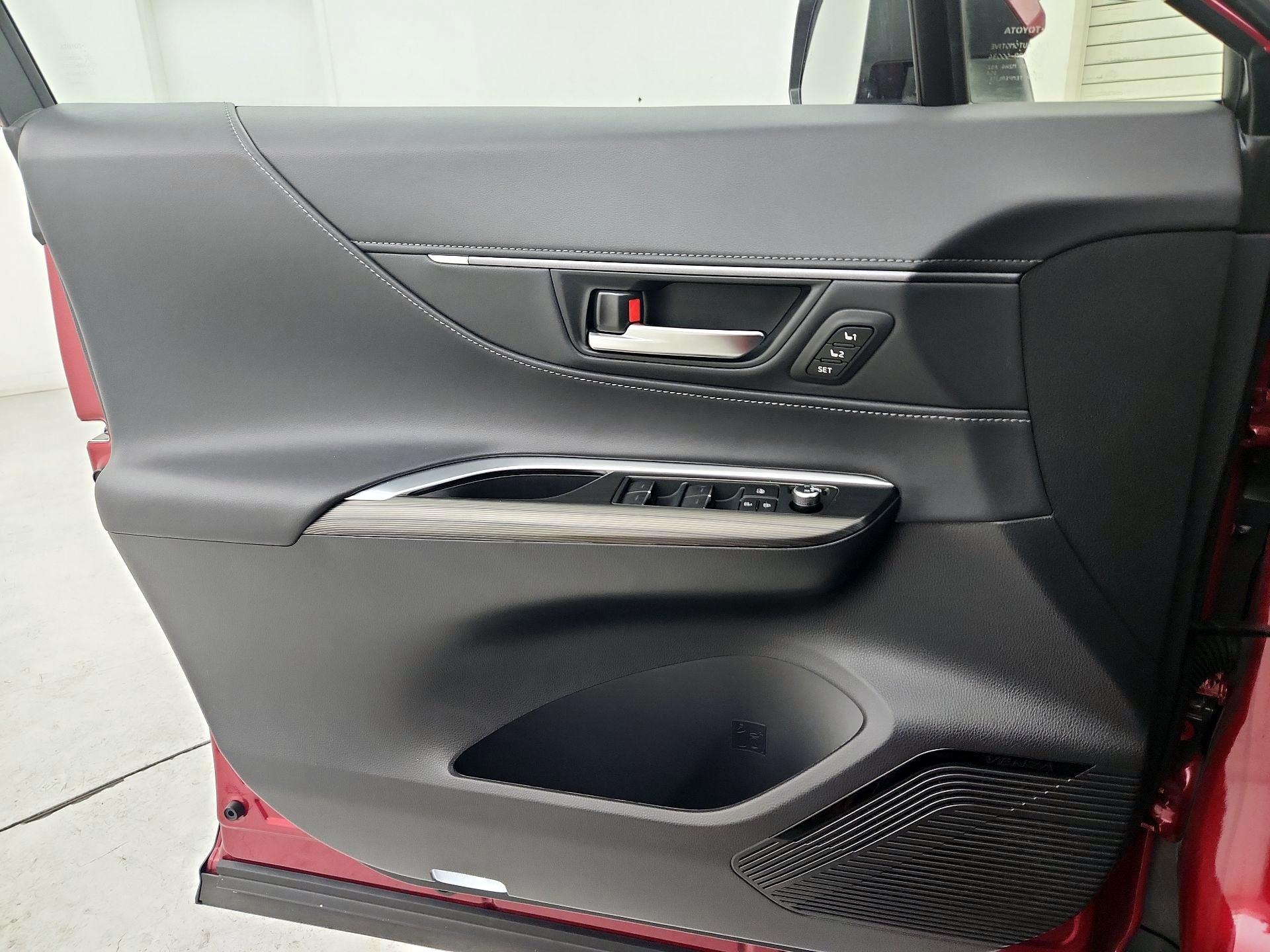 Thumbnail: 2024 Toyota Venza - 12