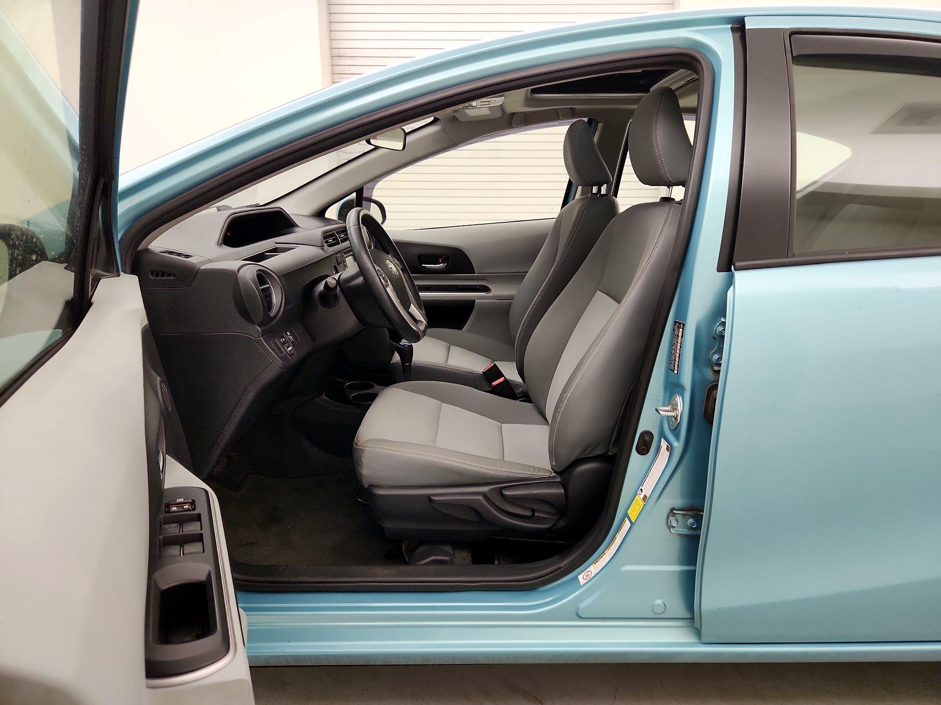 Thumbnail: 2014 Toyota Prius c - 11