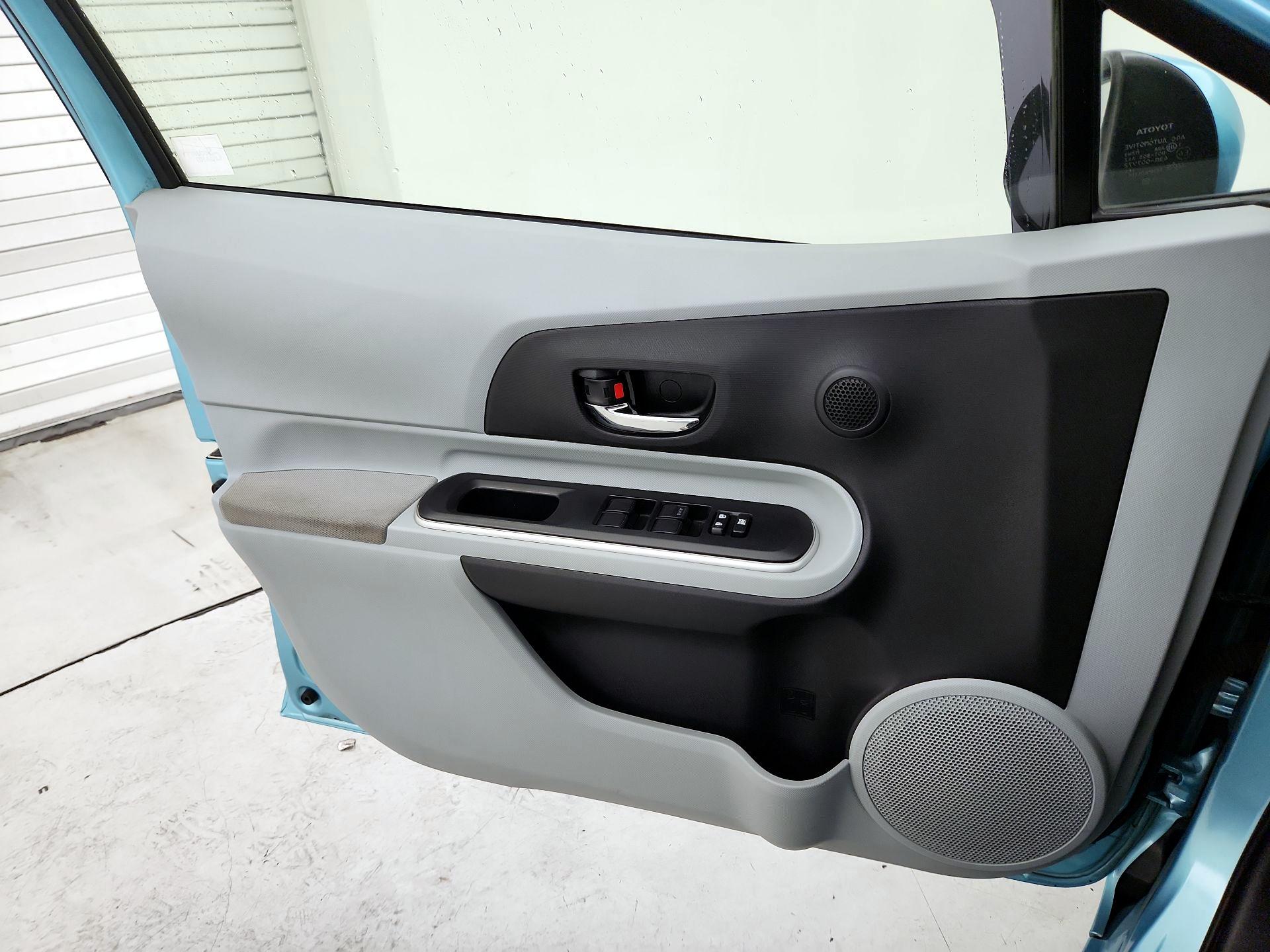 Thumbnail: 2014 Toyota Prius c - 12