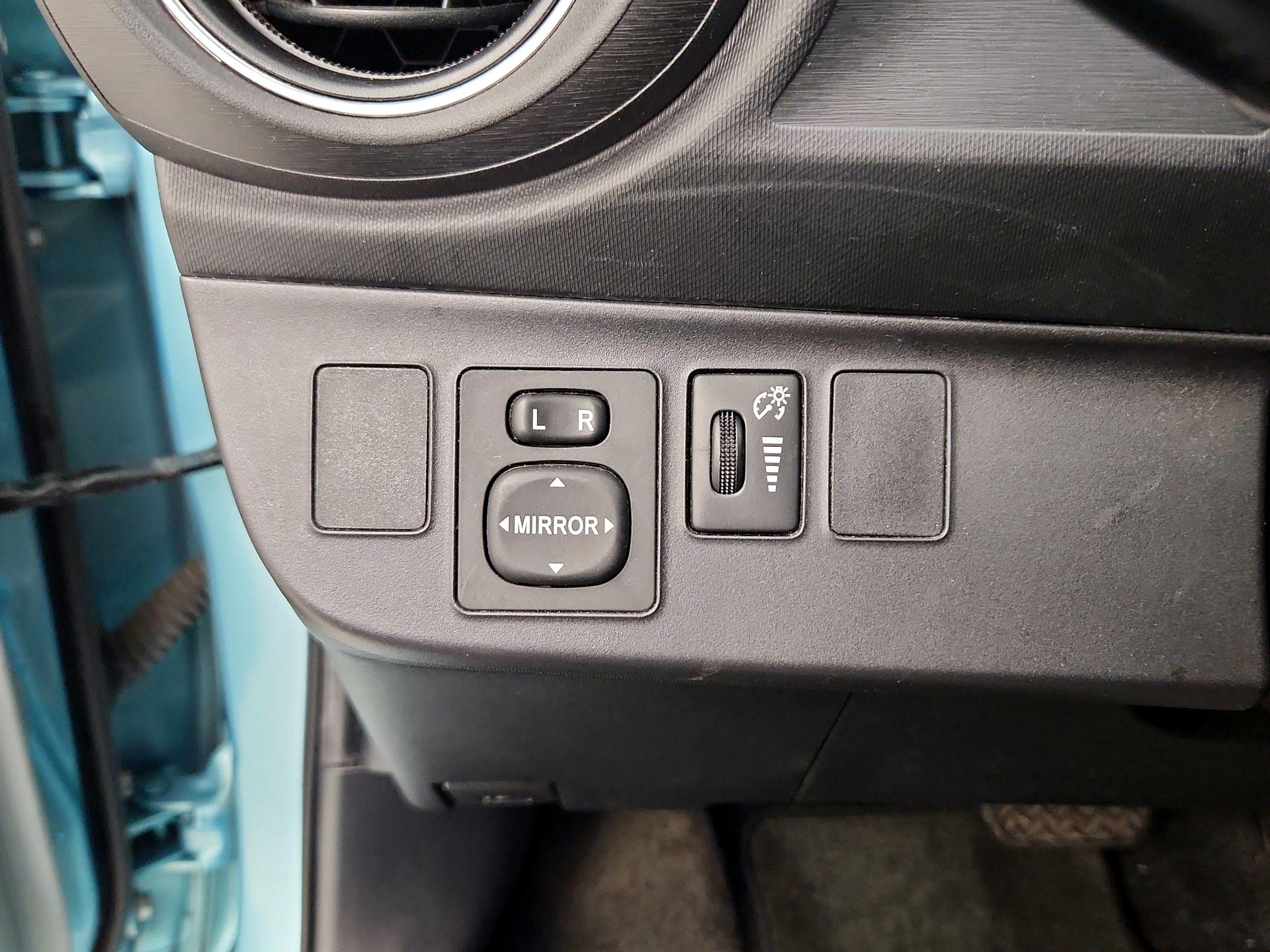 Thumbnail: 2014 Toyota Prius c - 13