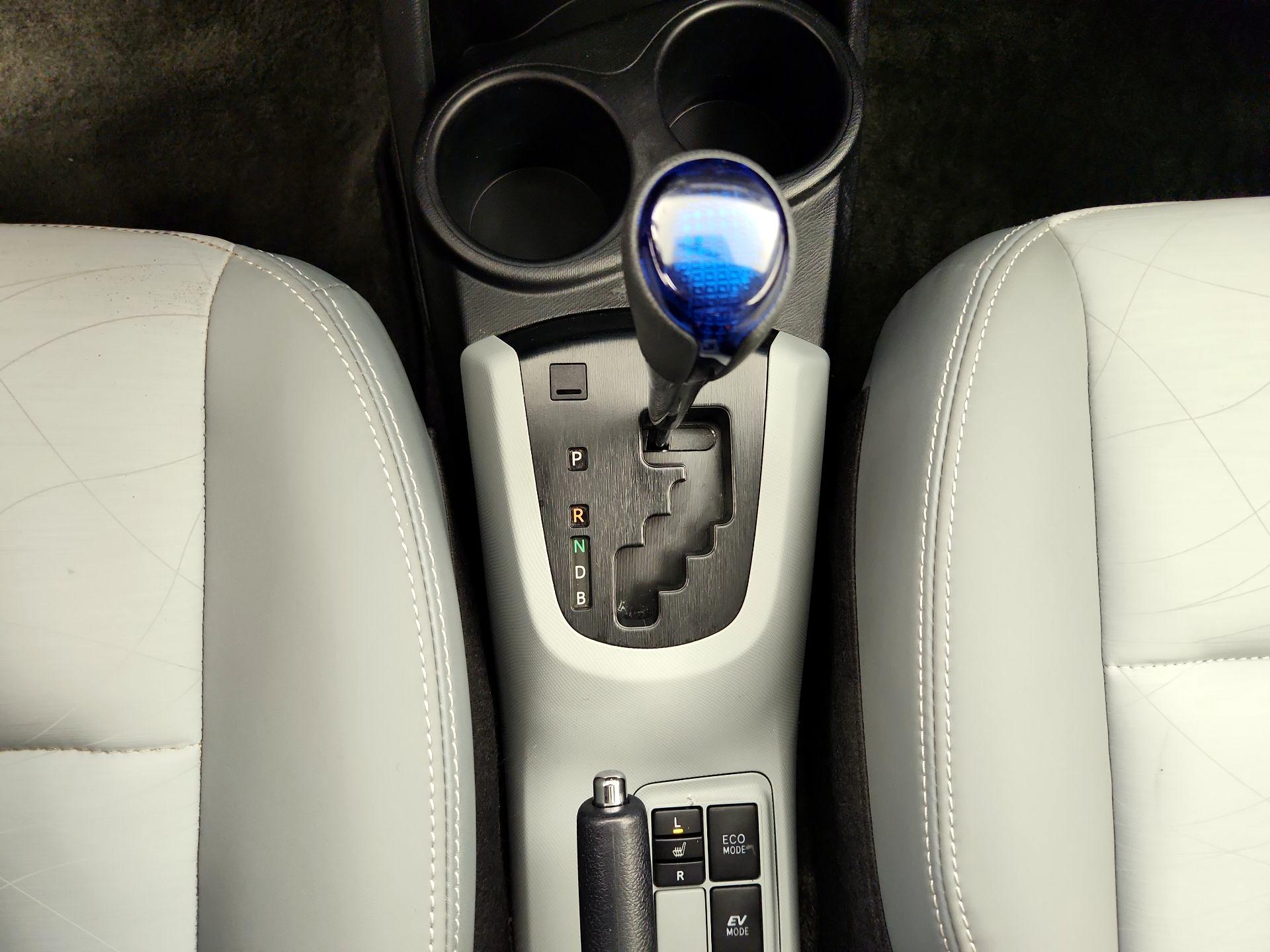 Thumbnail: 2014 Toyota Prius c - 16