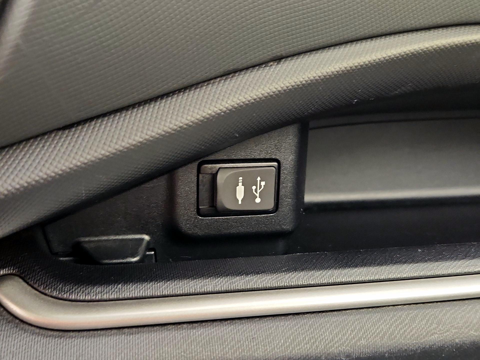 Thumbnail: 2014 Toyota Prius c - 17