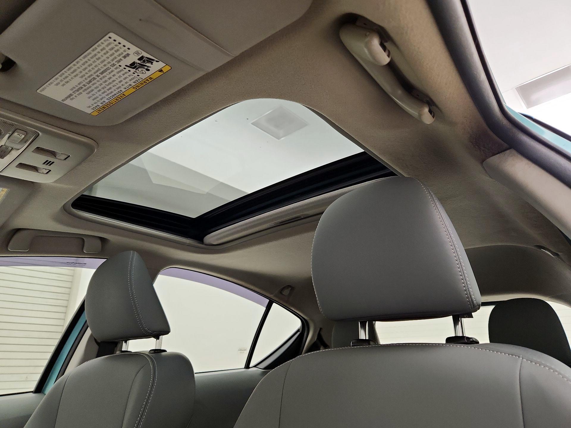 Thumbnail: 2014 Toyota Prius c - 18