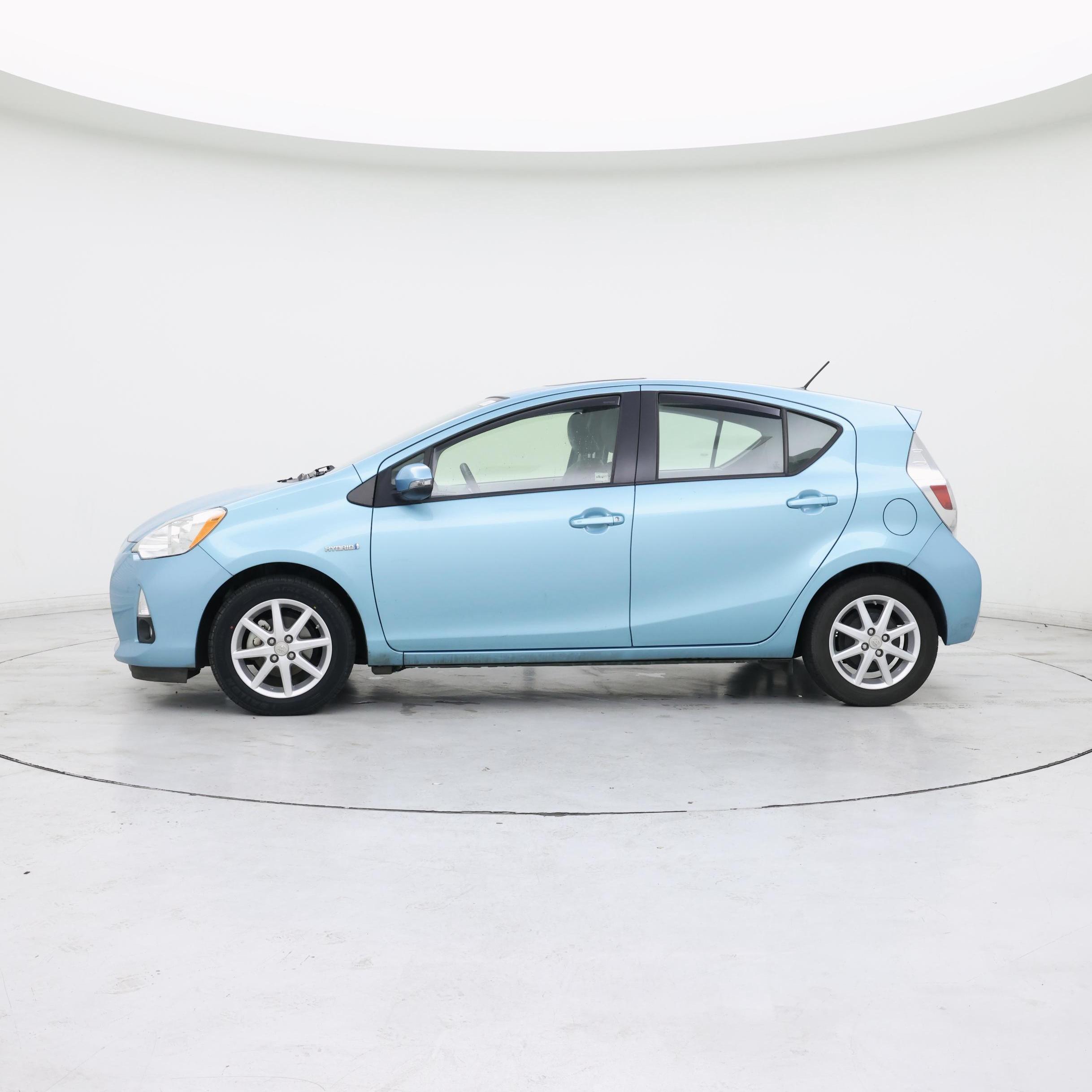 Thumbnail: 2014 Toyota Prius c - 3