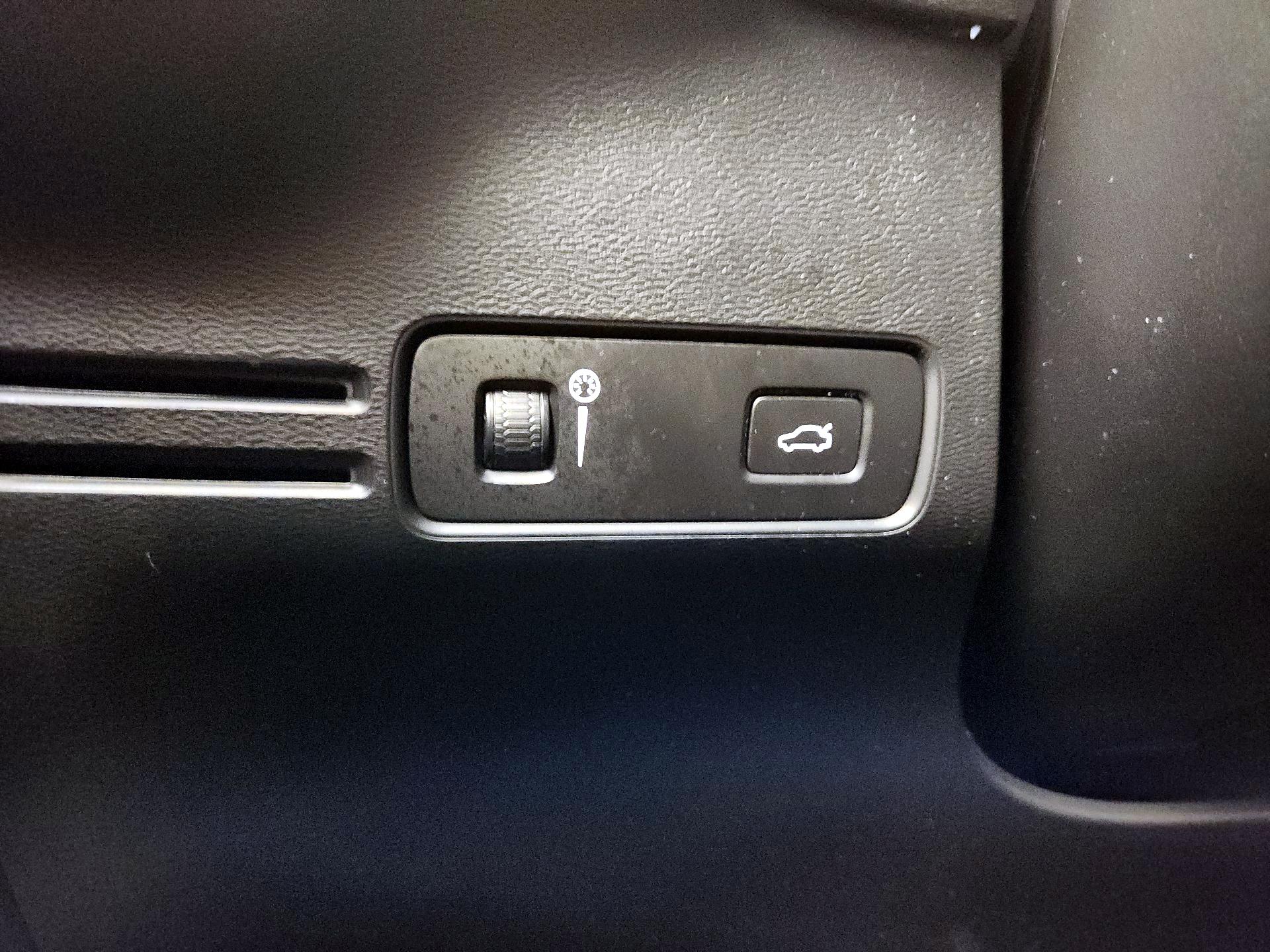 Thumbnail: 2020 Volvo XC40 - 13