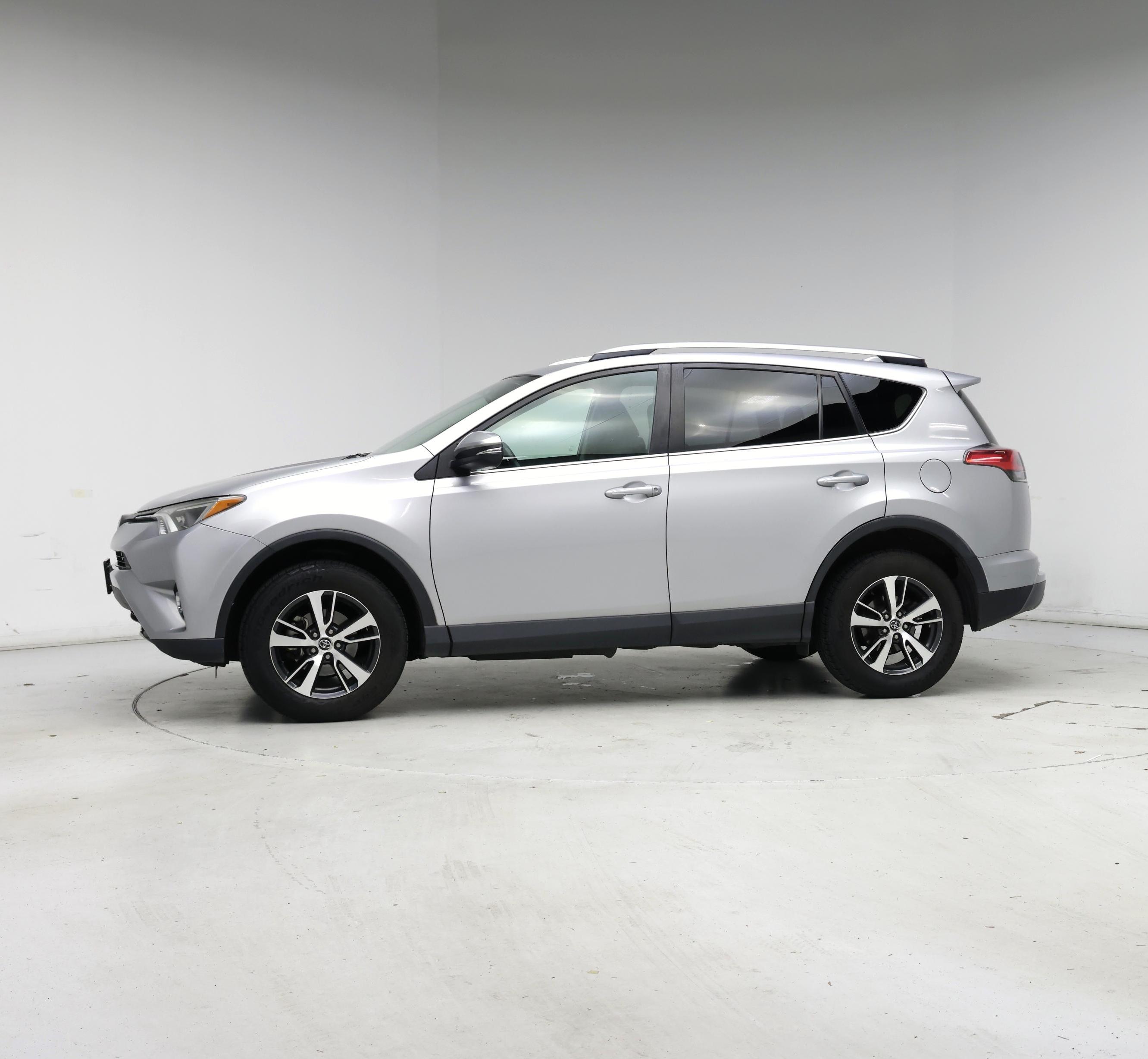 Thumbnail: 2016 Toyota RAV4 - 3