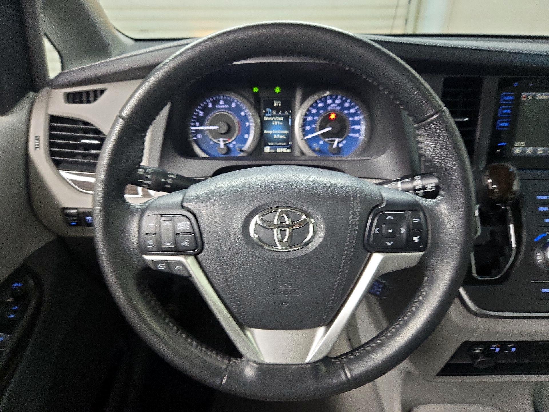 Thumbnail: 2015 Toyota Sienna - 10