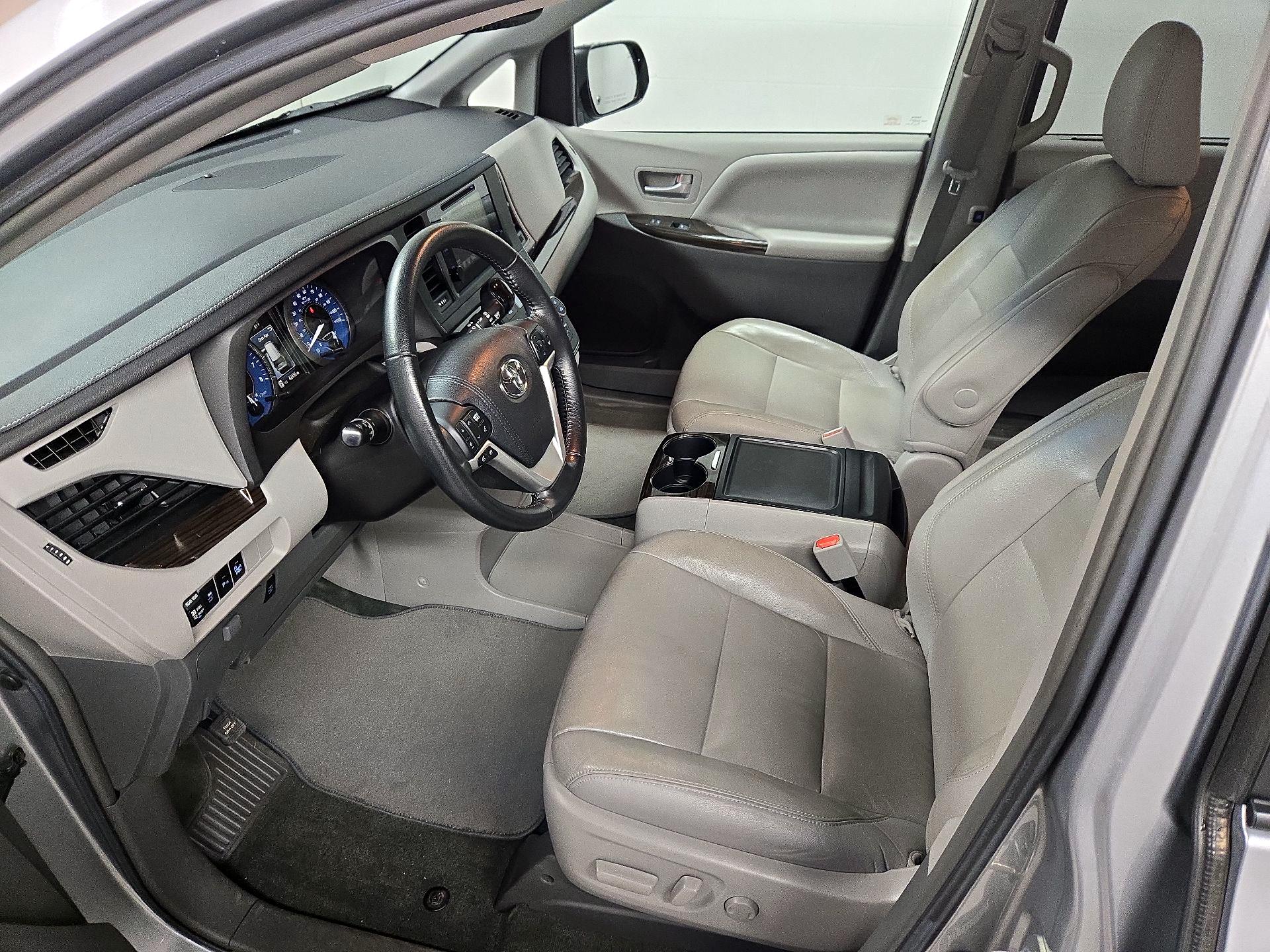 Thumbnail: 2015 Toyota Sienna - 11