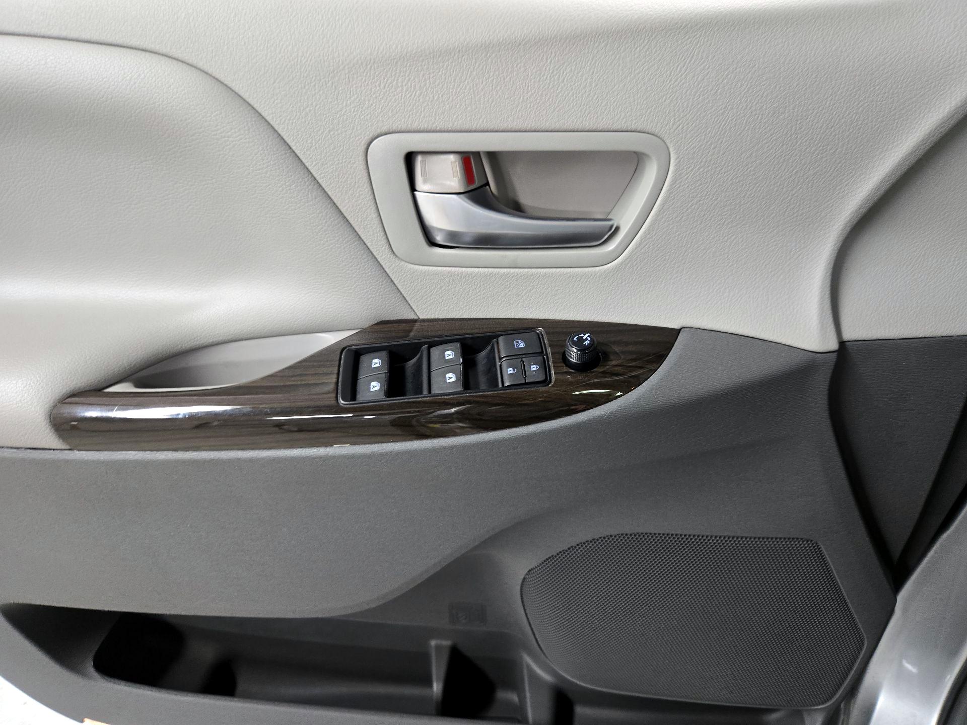 Thumbnail: 2015 Toyota Sienna - 12