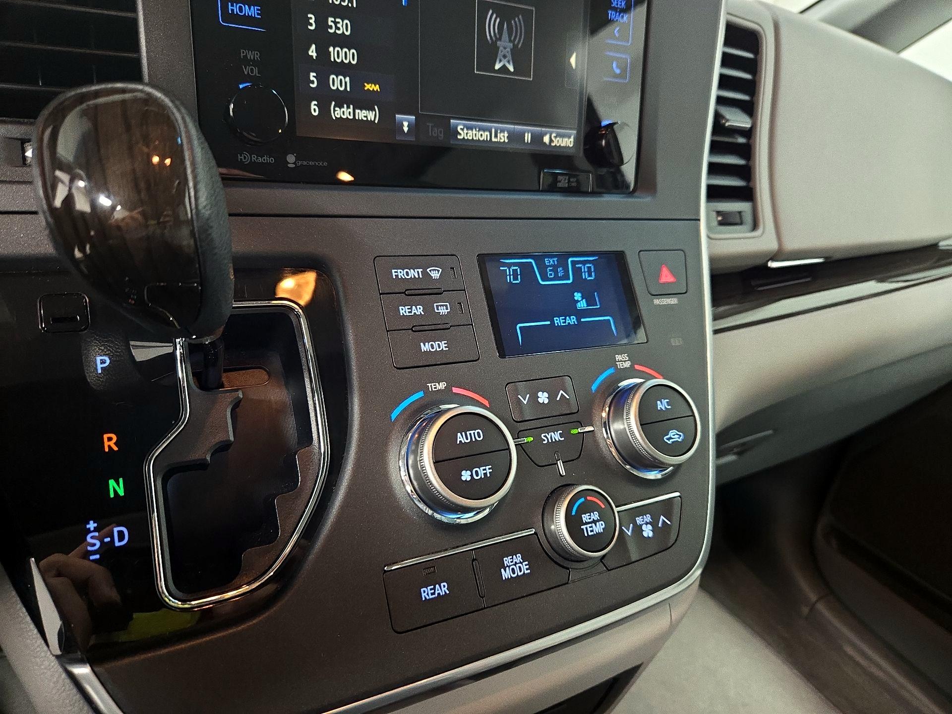 Thumbnail: 2015 Toyota Sienna - 17