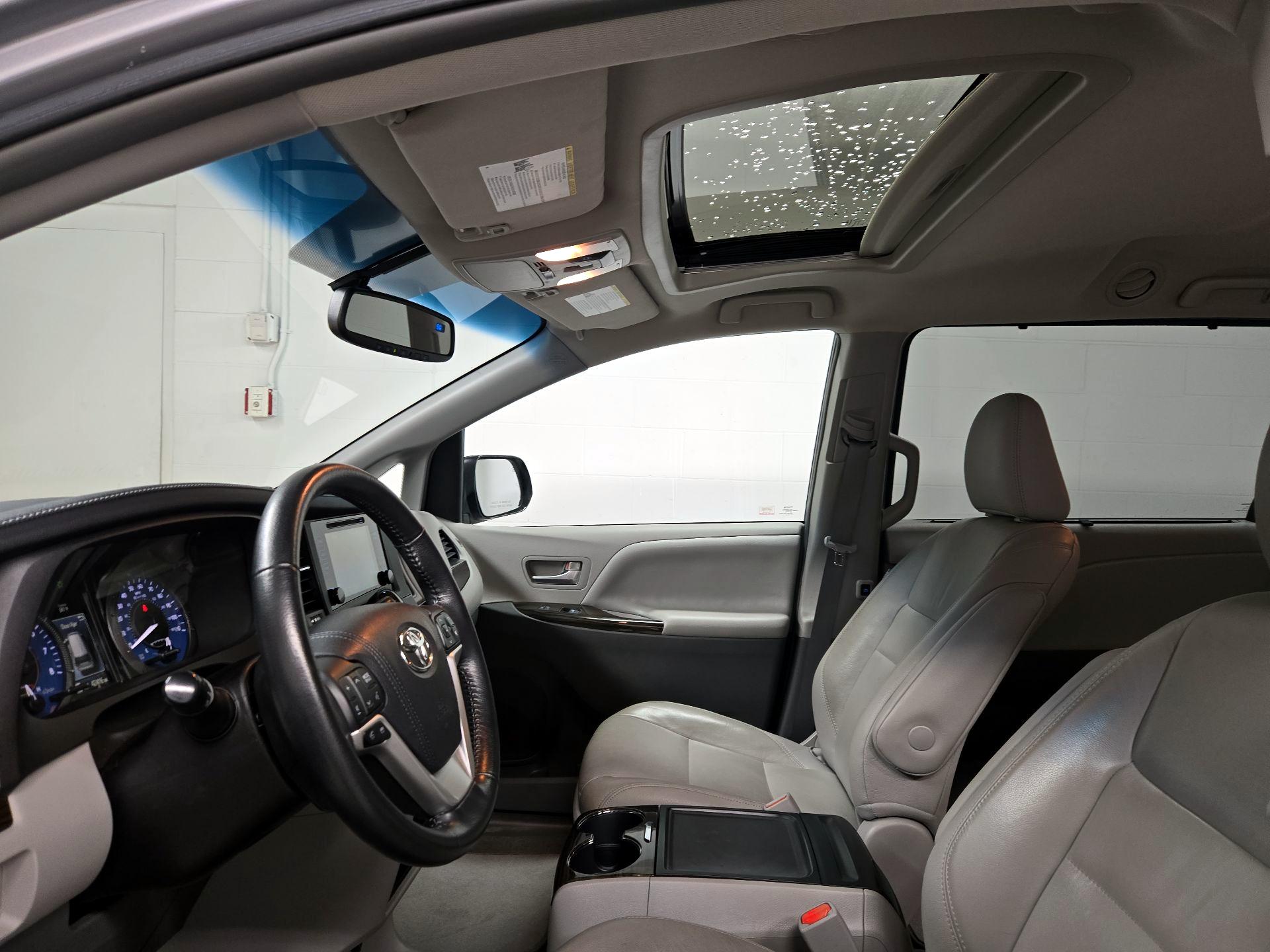 Thumbnail: 2015 Toyota Sienna - 20