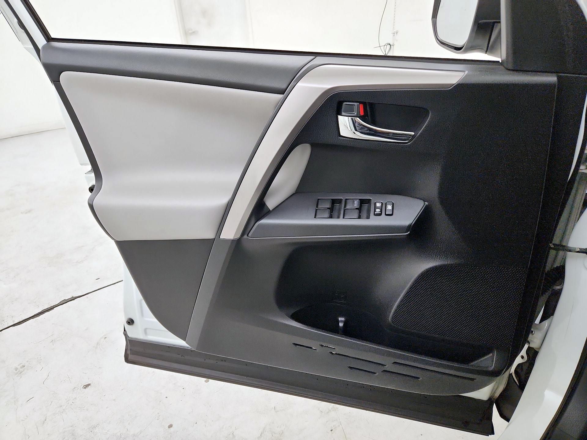 Thumbnail: 2018 Toyota RAV4 - 12