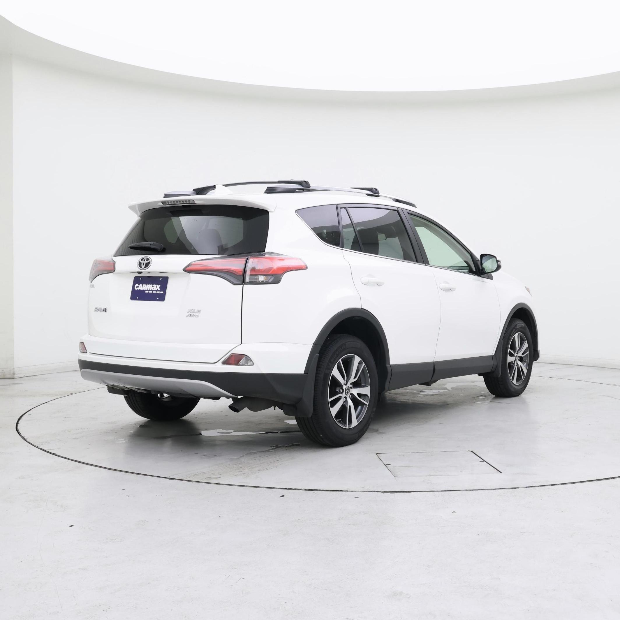 Thumbnail: 2018 Toyota RAV4 - 8