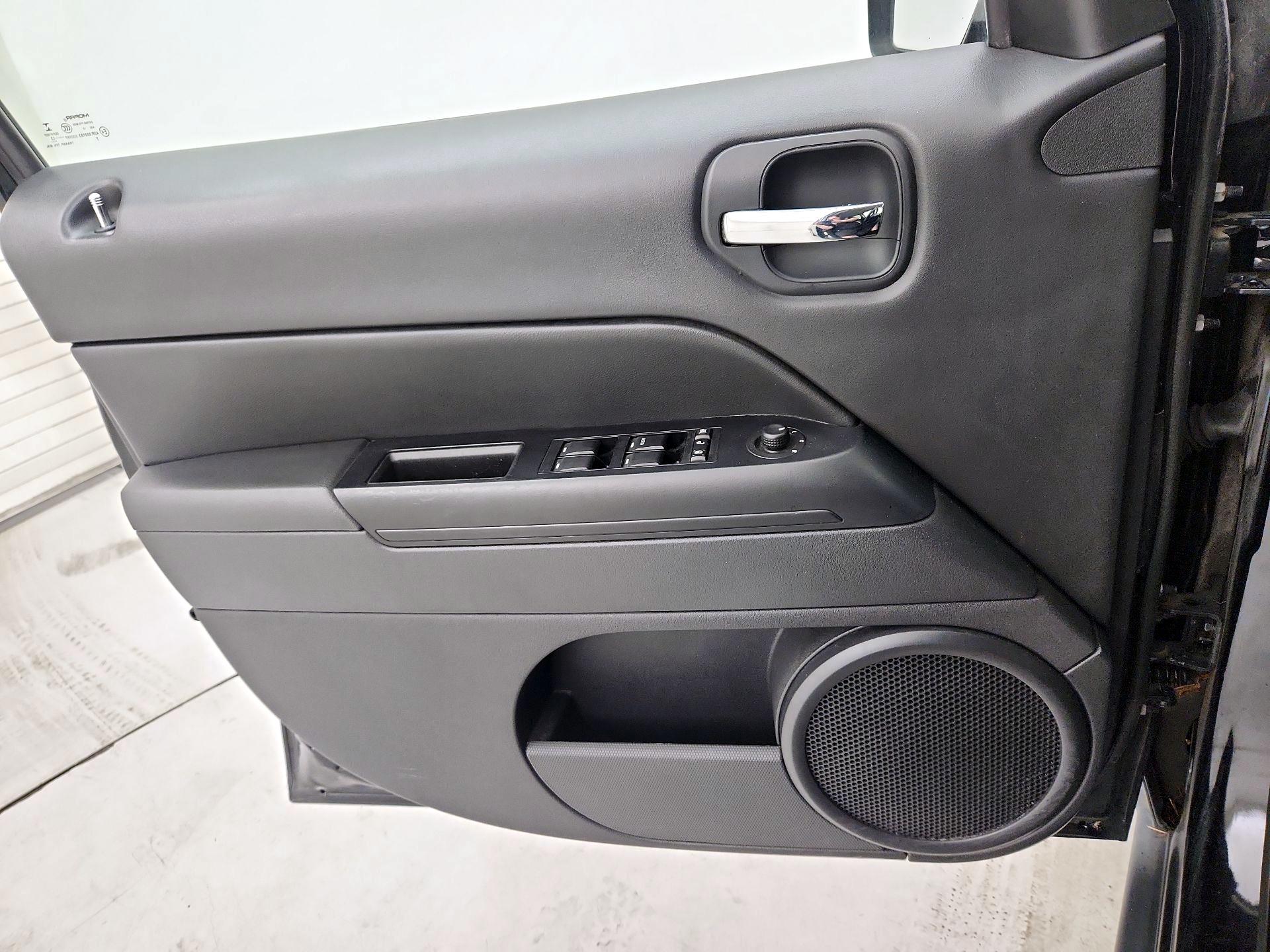 Thumbnail: 2014 Jeep Patriot - 12