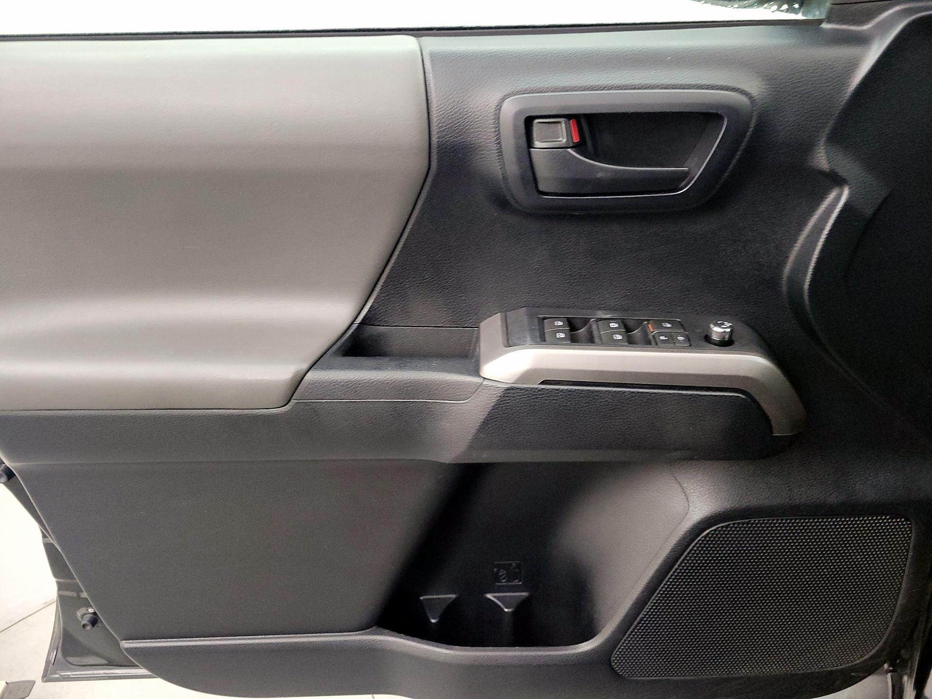 Thumbnail: 2016 Toyota Tacoma - 12