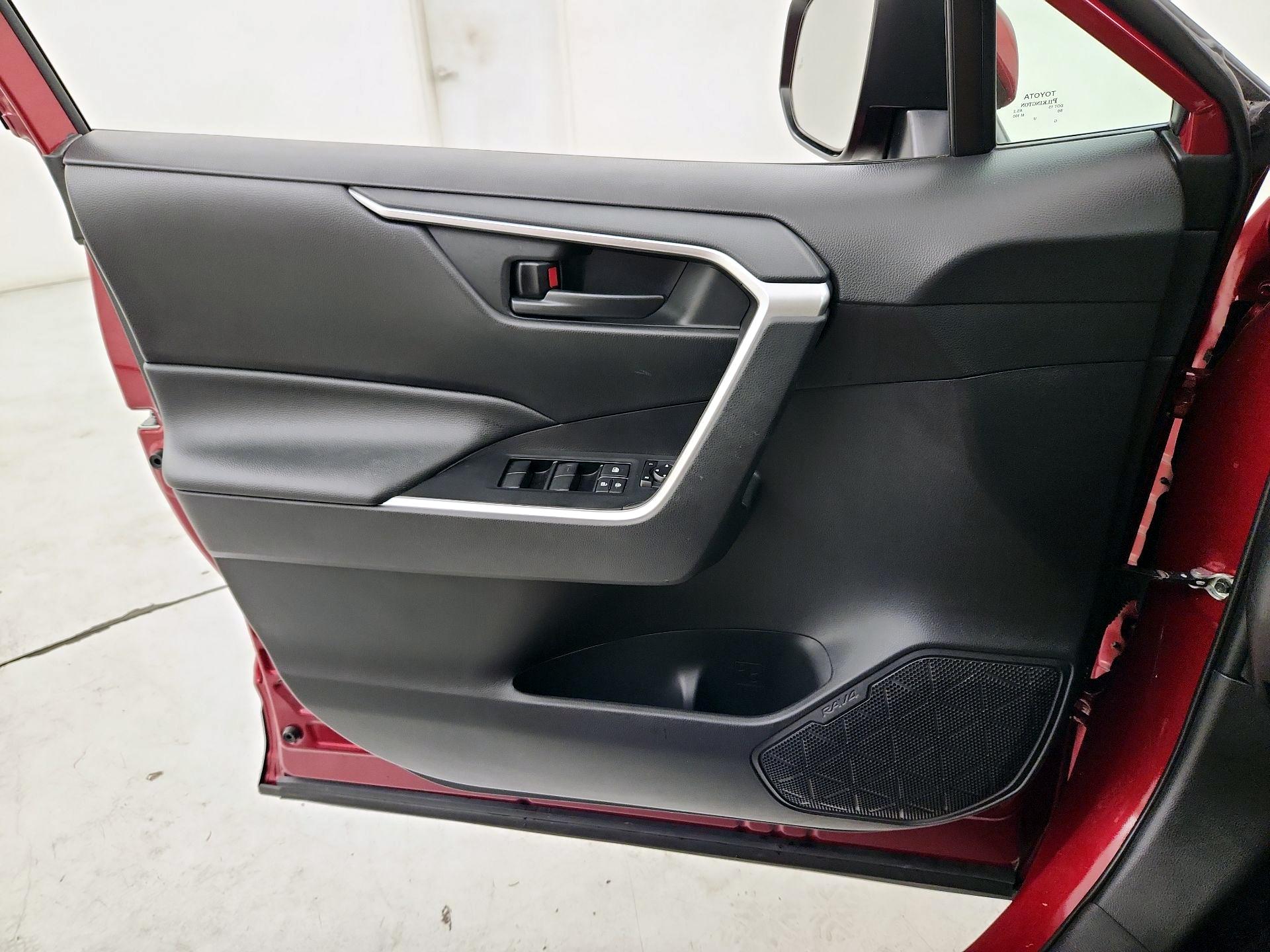 Thumbnail: 2020 Toyota RAV4 - 12