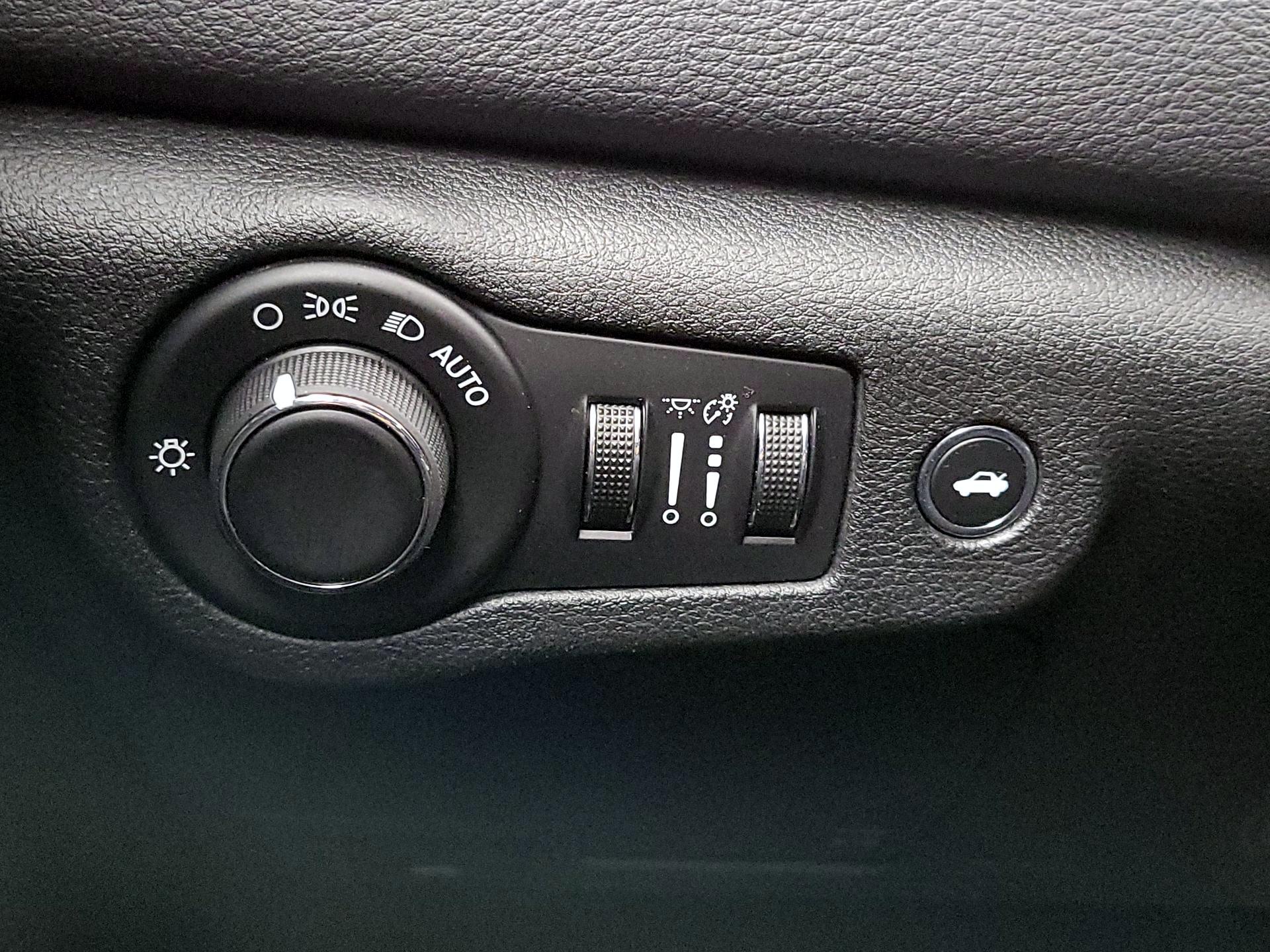 Thumbnail: 2016 Chrysler 200 - 13