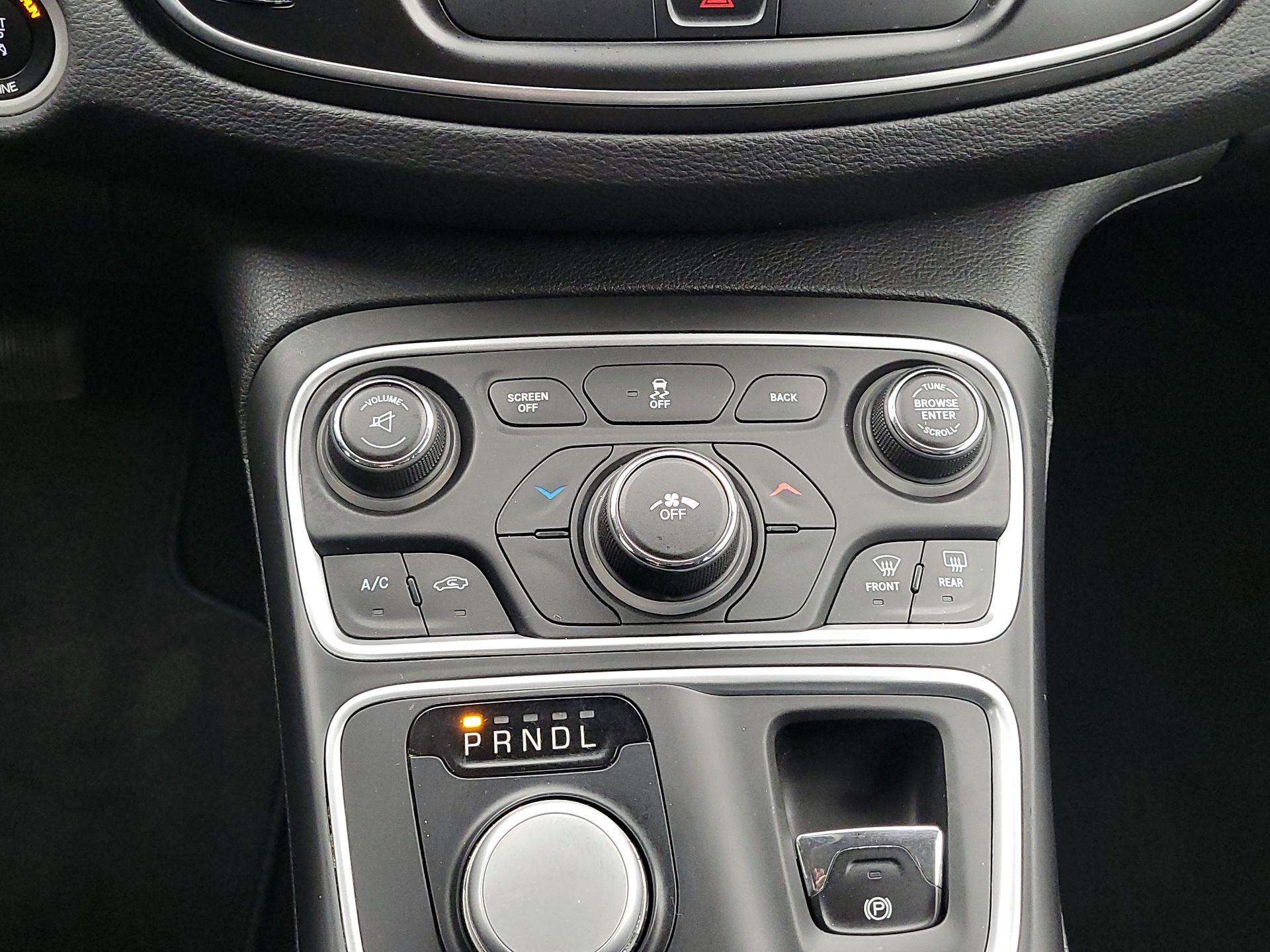 Thumbnail: 2016 Chrysler 200 - 17