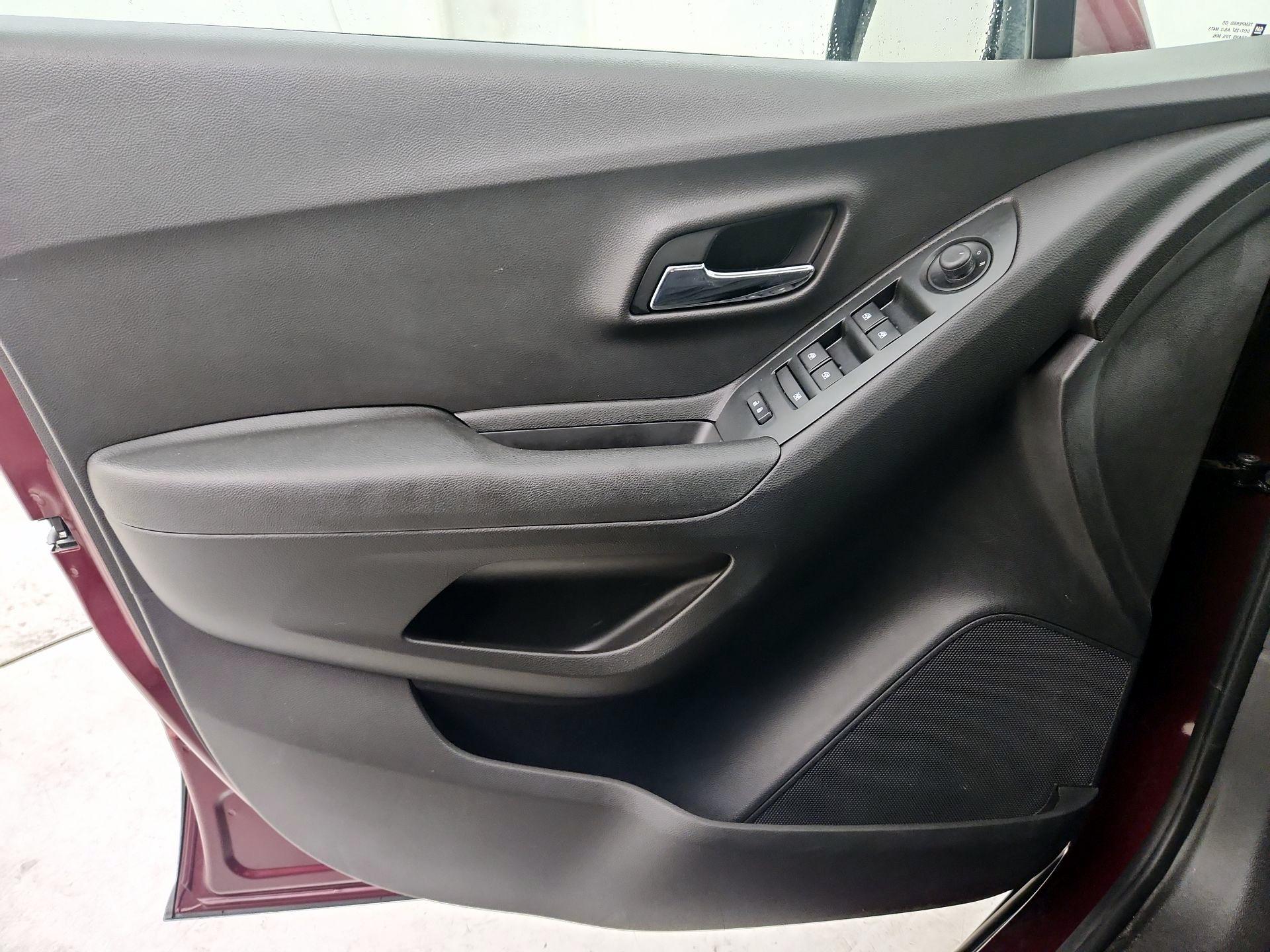 Thumbnail: 2017 Chevrolet Trax - 12