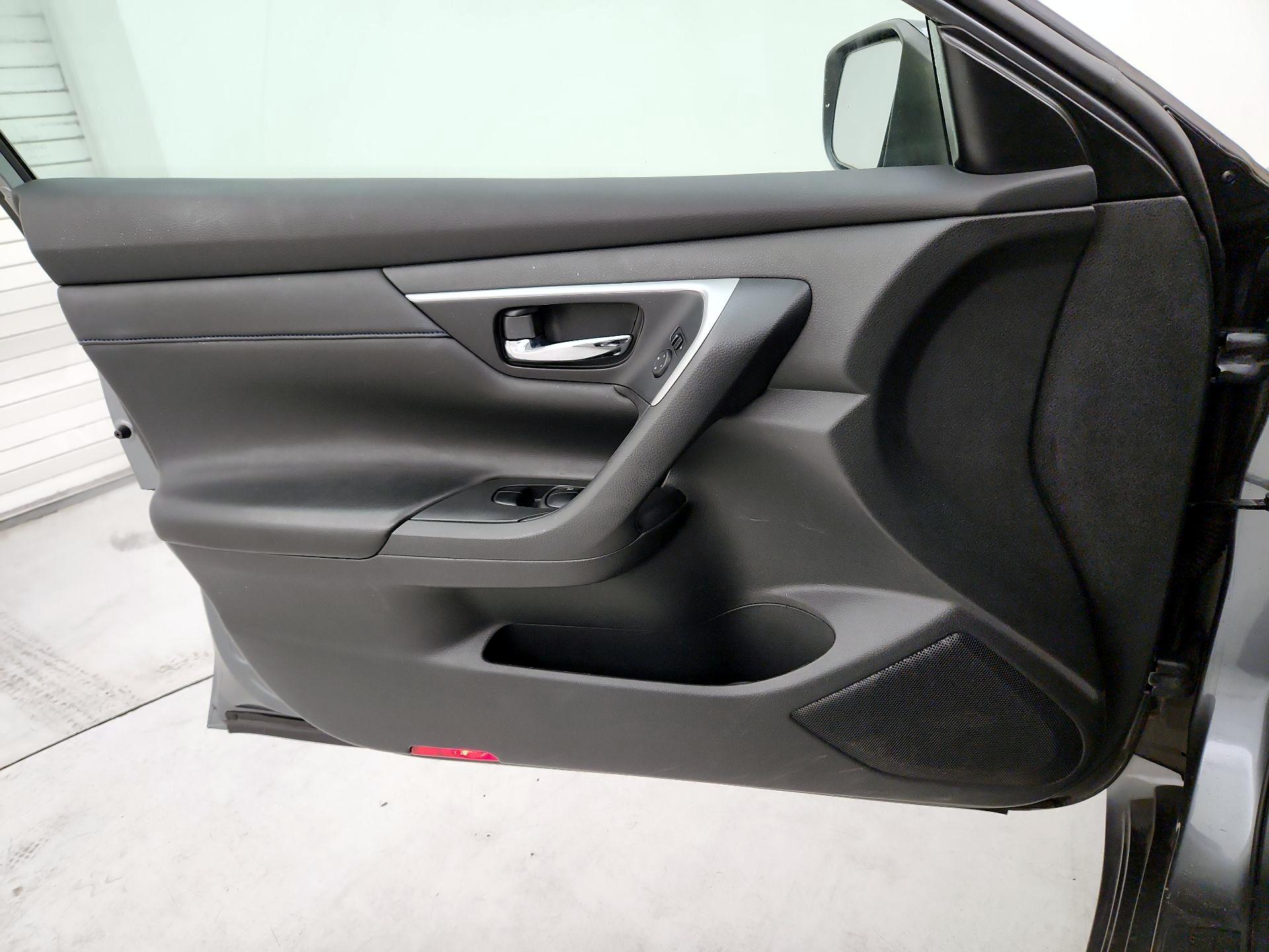 Thumbnail: 2016 Nissan Altima - 12