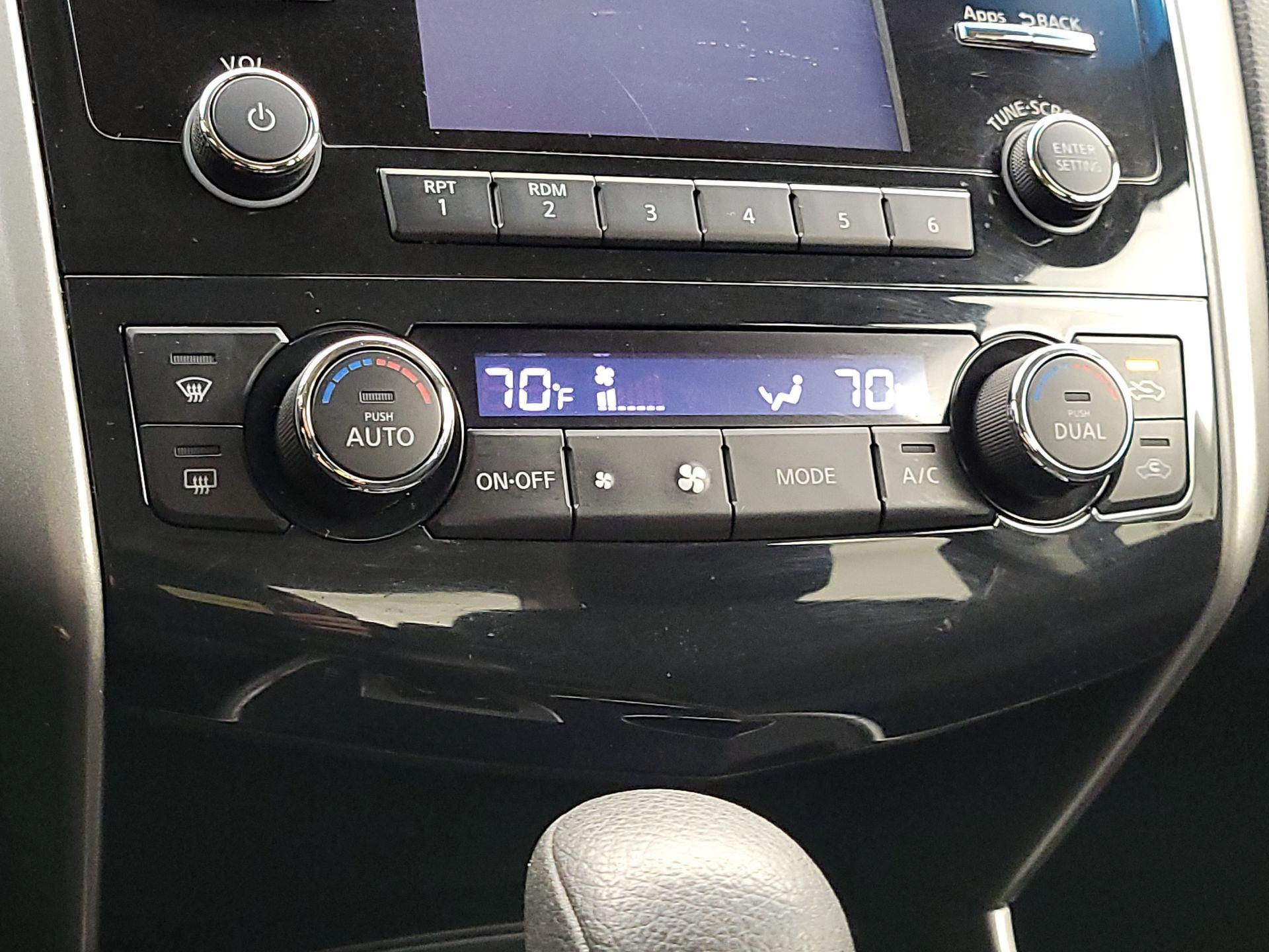 Thumbnail: 2015 Nissan Altima - 16