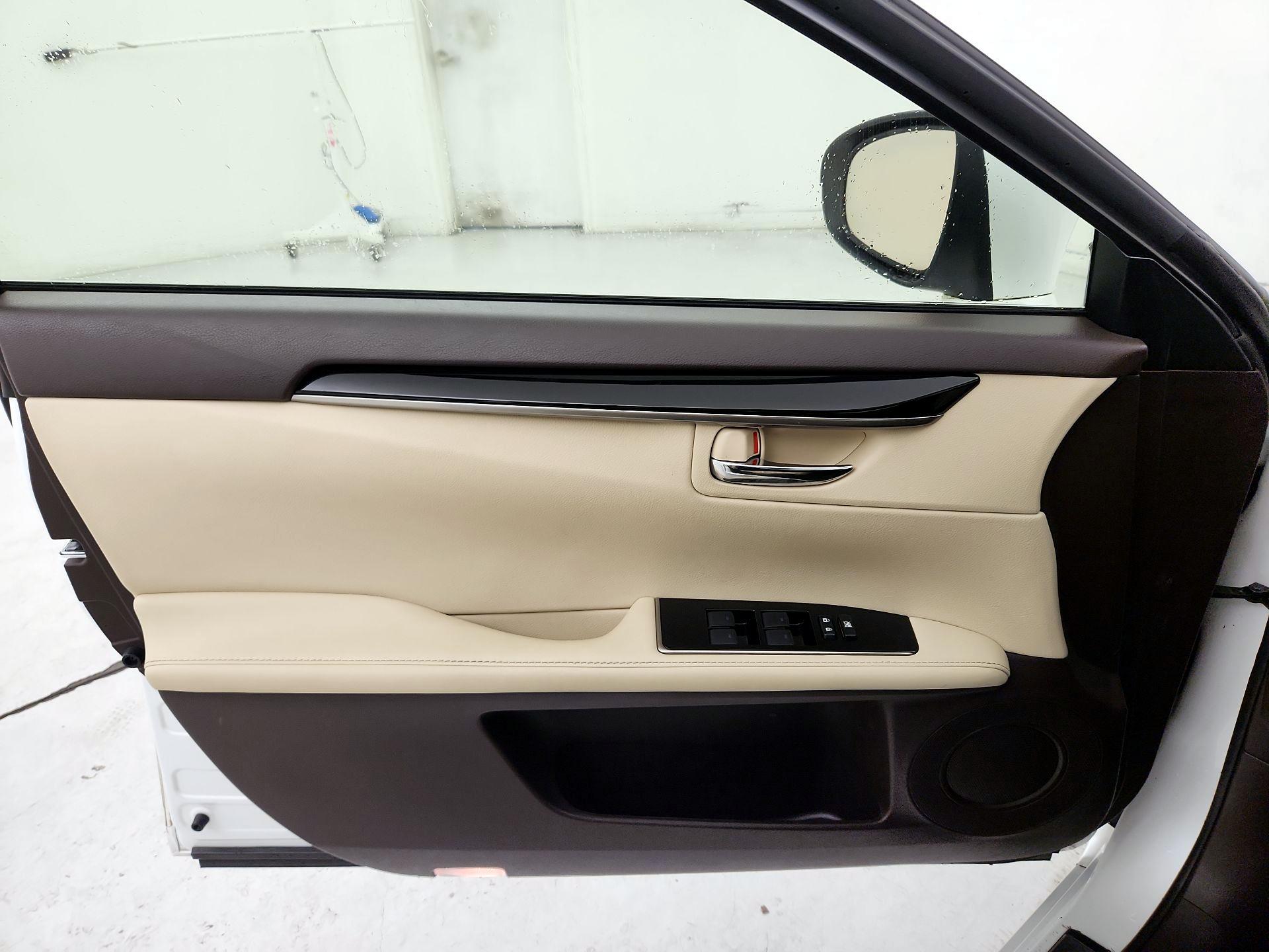 Thumbnail: 2016 Lexus ES - 12