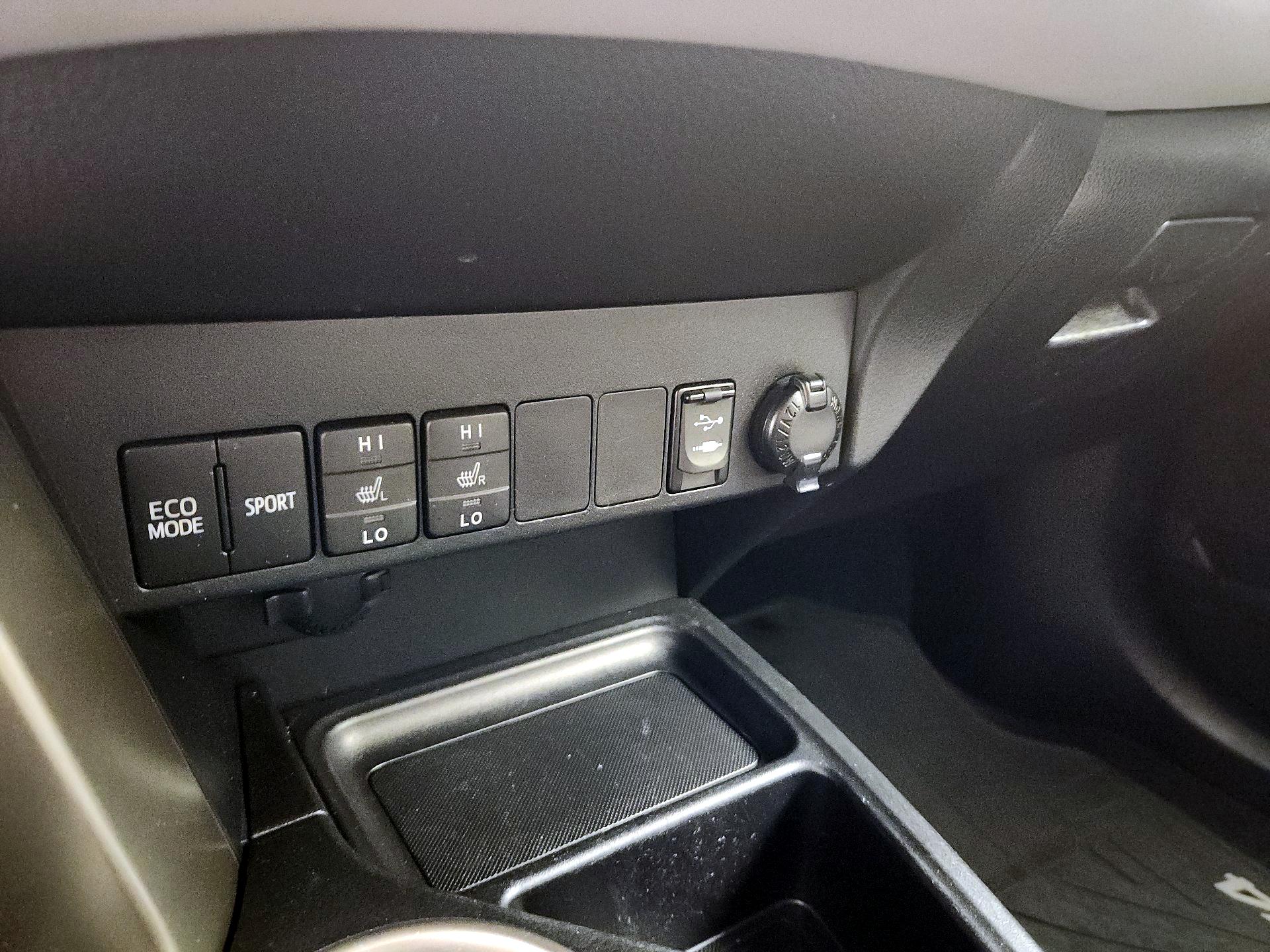 Thumbnail: 2015 Toyota RAV4 - 19