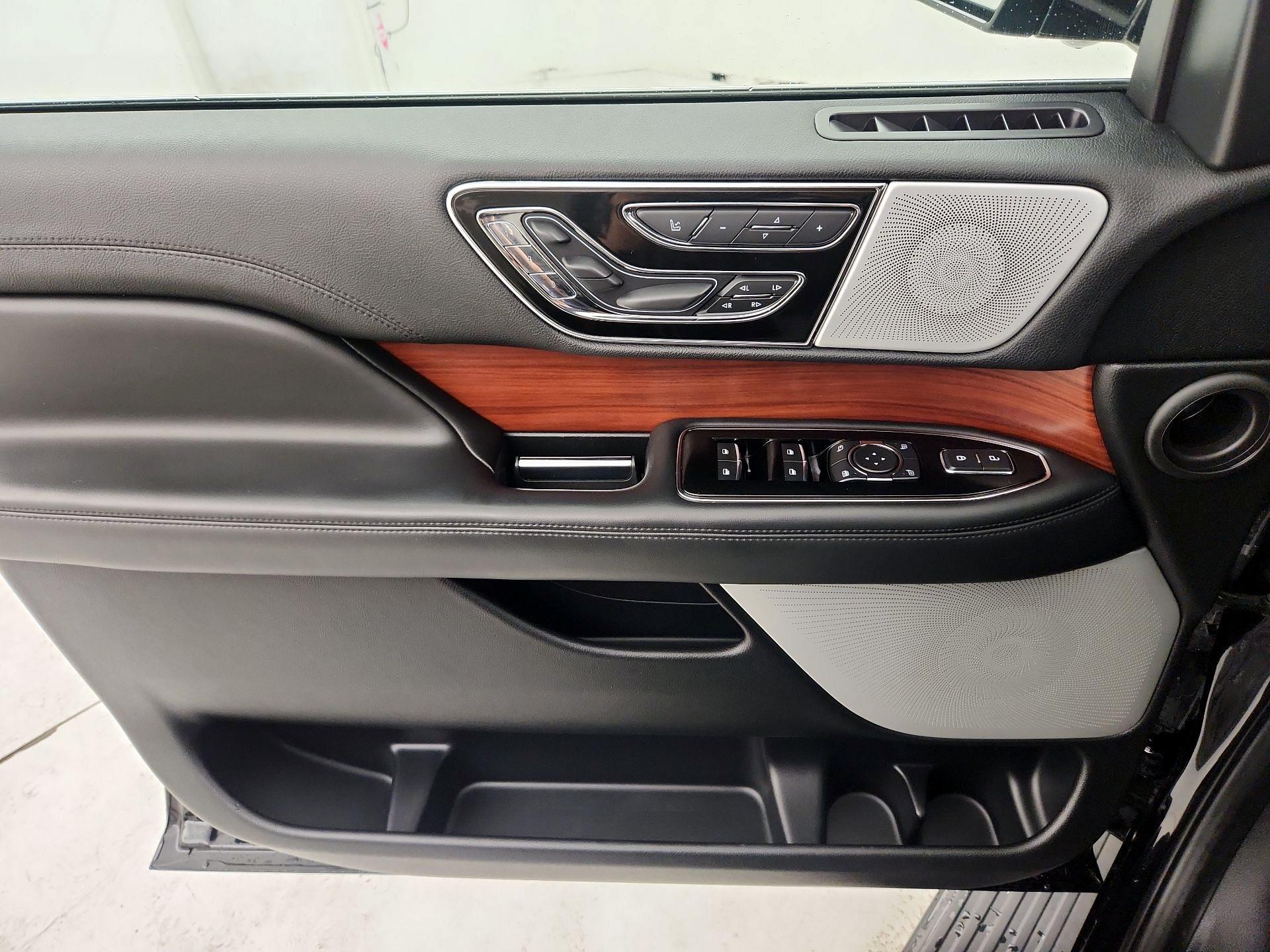 Thumbnail: 2021 Lincoln Navigator - 12