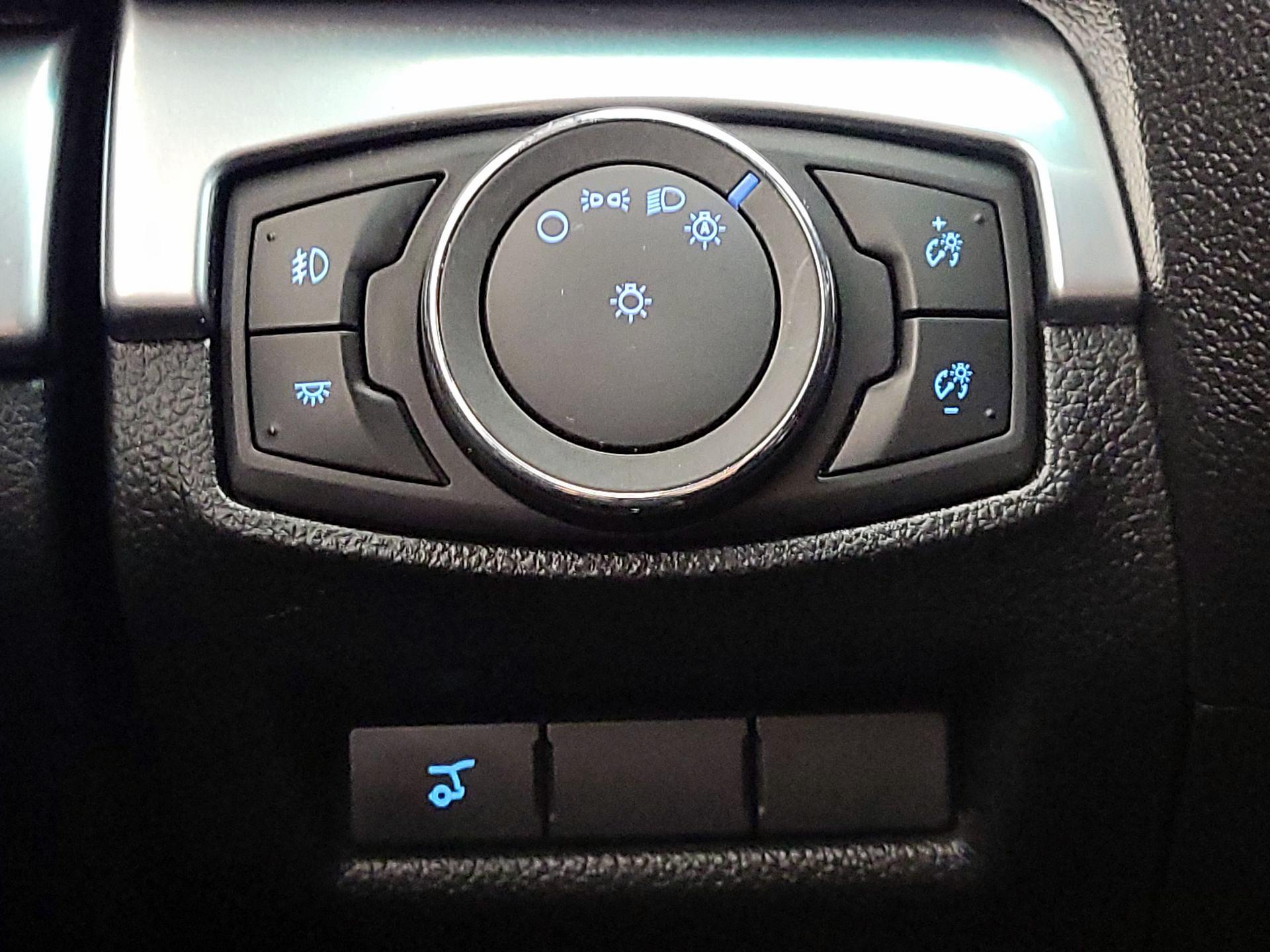 Thumbnail: 2016 Ford Explorer - 13