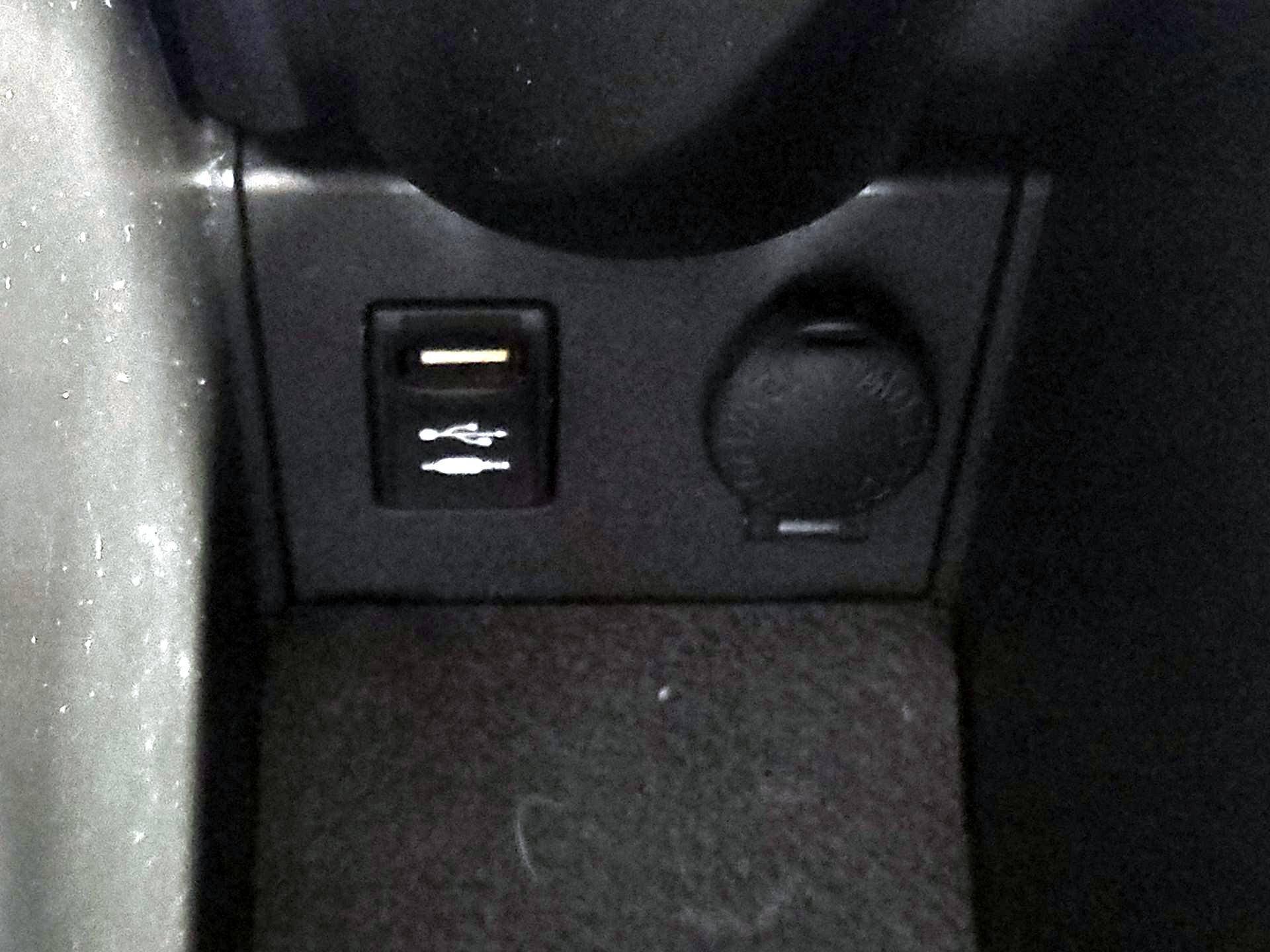 Thumbnail: 2015 Toyota Prius - 18