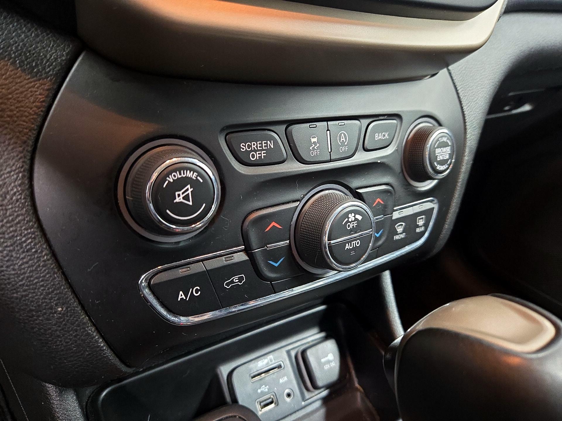 Thumbnail: 2018 Jeep Cherokee - 17