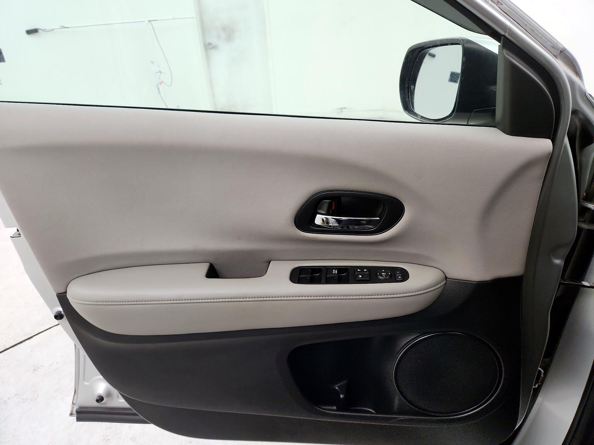 Thumbnail: 2016 Honda HR-V - 12